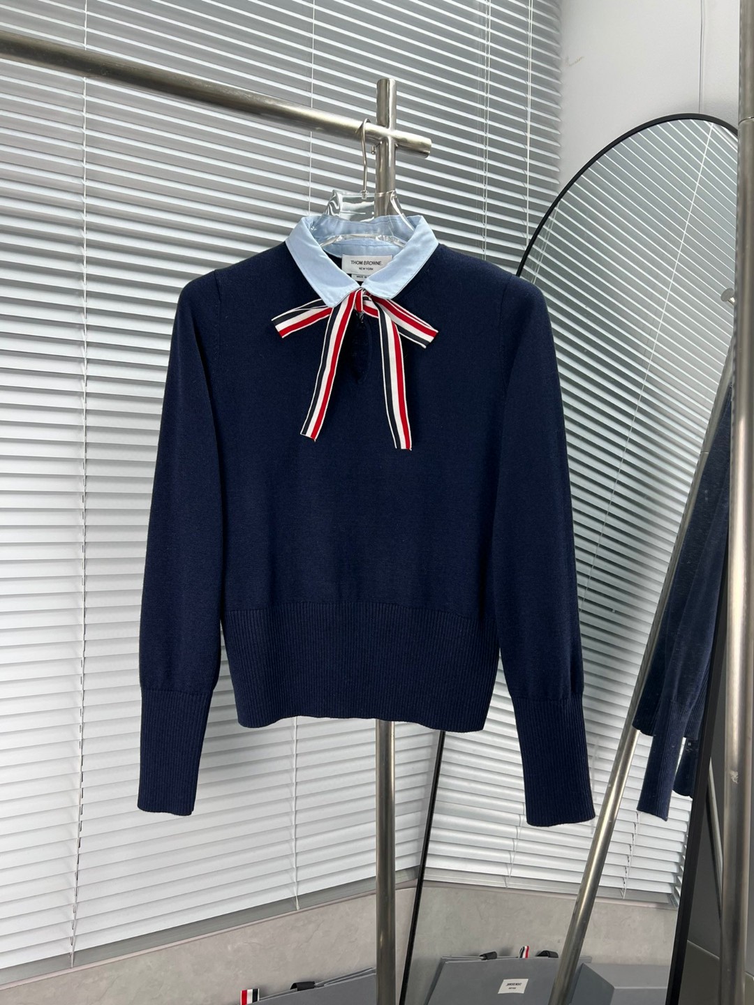 Jersey de punto de cuello polo con lazo de THOM BROWNE estilo universitario ✔️Color: gris vs azul marino ✔️Descripción:…
