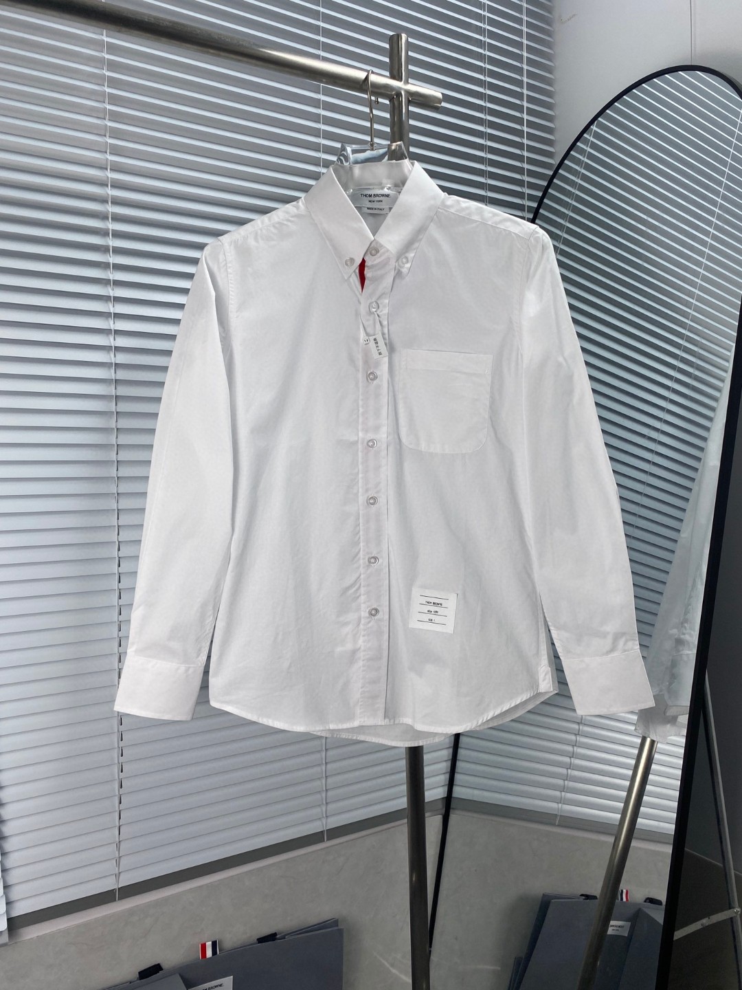 (Nuevo TB clásico de popelín con cinta interior) THOM BROWNE Tom Browne. Camisa de popelín de manga larga con cinta tej…