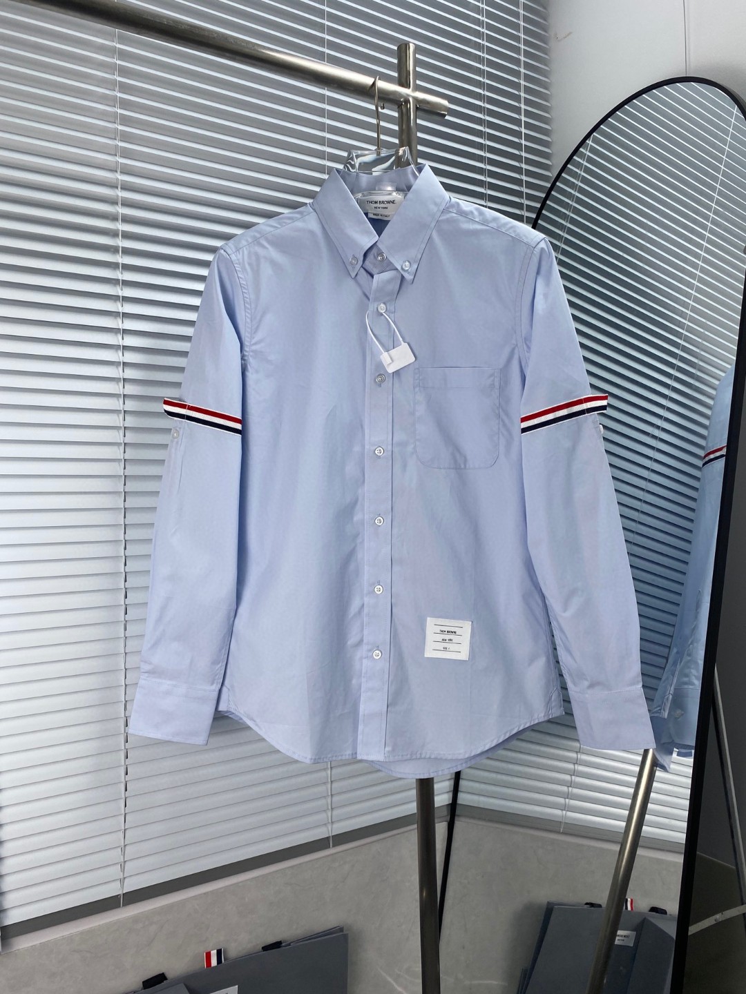 (Nuevo TB clásico de popelín con doble etiqueta en mangas) THOM BROWNE Tom Browne. Camisa de popelín de manga larga con…