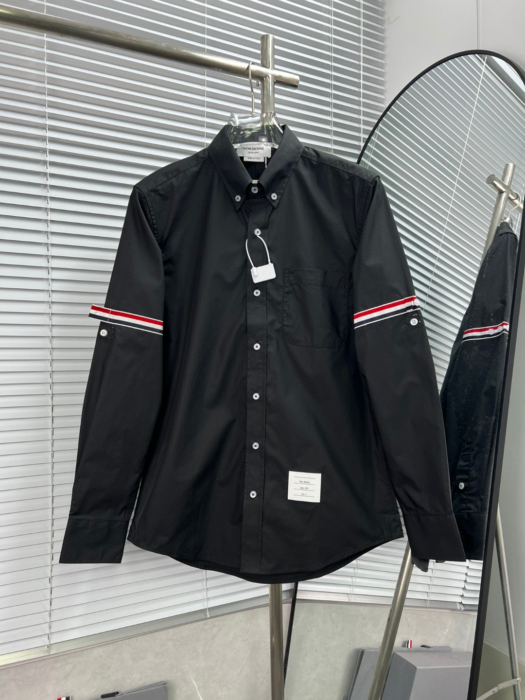 (Nuevo TB clásico de popelín con doble etiqueta en mangas) THOM BROWNE Tom Browne. Camisa de popelín de manga larga con…