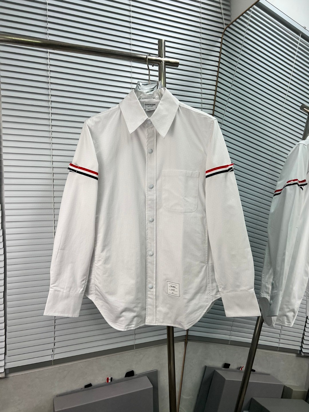 THOM BROWNE Tom Browne. Camisa chaqueta de sarga de algodón puro, con todo el interior ribeteado, botones con letras TB…