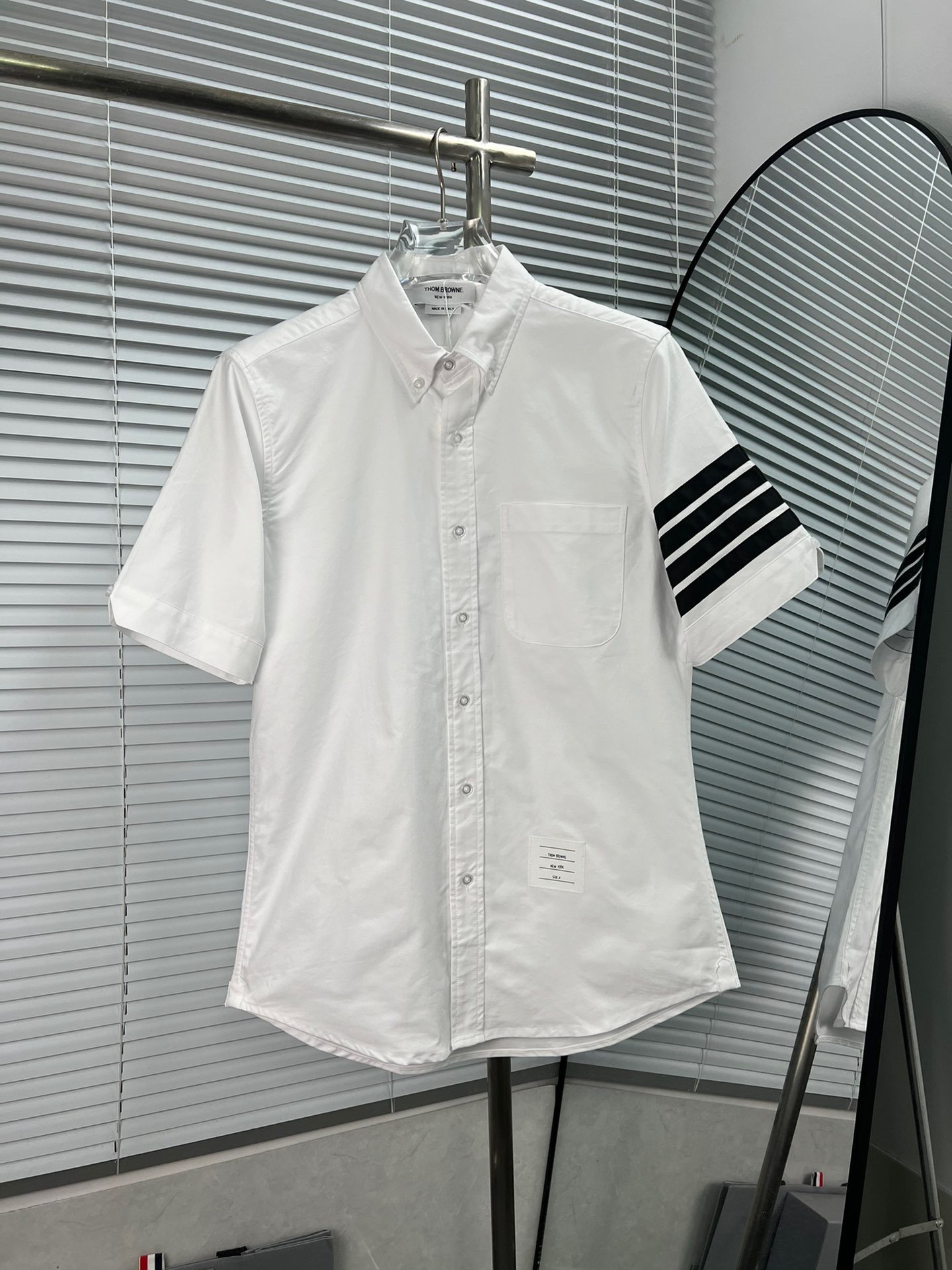 (Camisa de manga corta con cinta negra de cuatro rayas en la manga, verano) THOM BROWNE Tom Browne. Réplica de tienda o…
