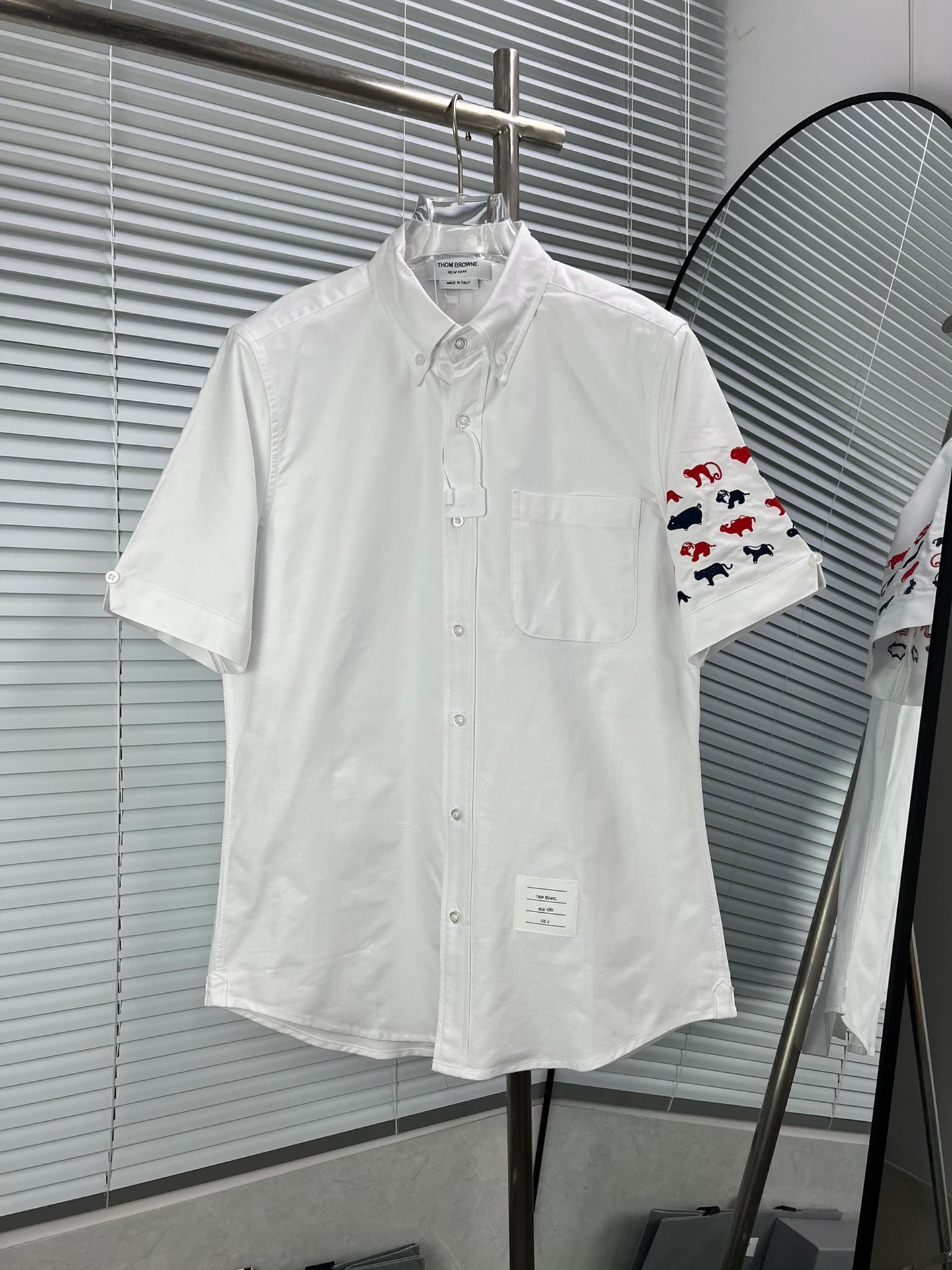 (Nuevo bordado de animalitos alrededor, disponible) THOM BROWNE Tom Browne. Camisa clásica de manga larga de oxford con…