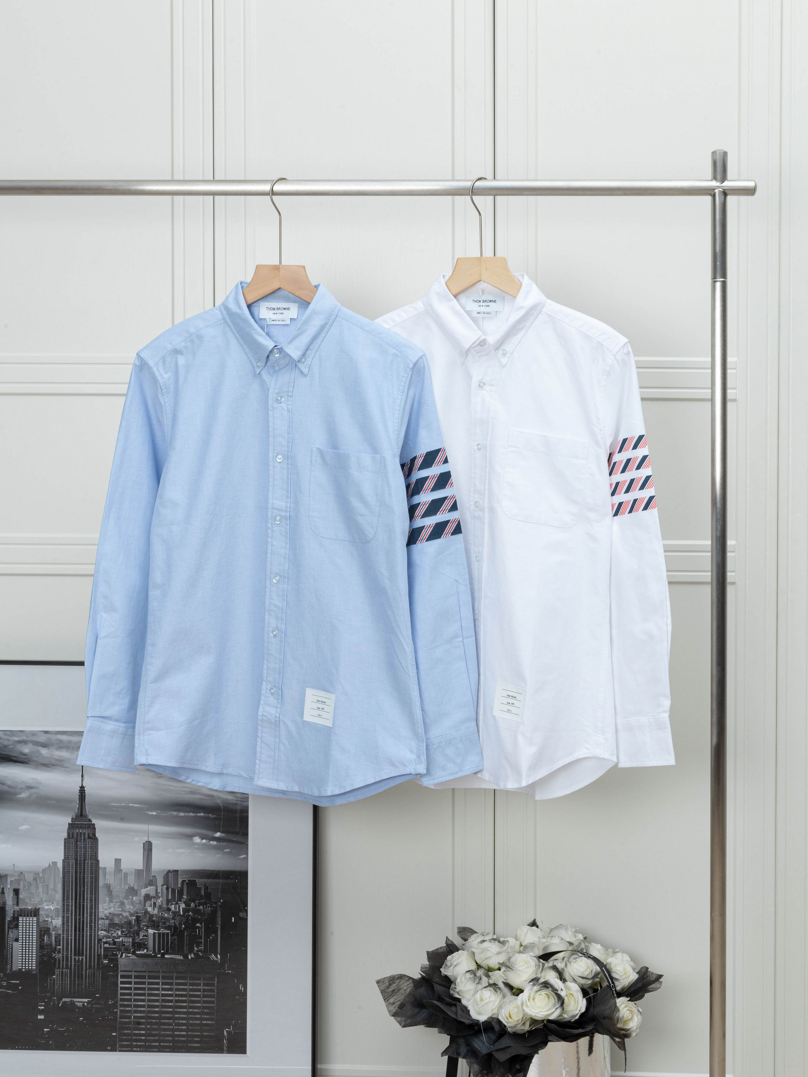Camisa de manga larga de sarga con cuatro rayas de THOM BROWNE, multicolor con rayas azules, blancas, rojas y grises; f…