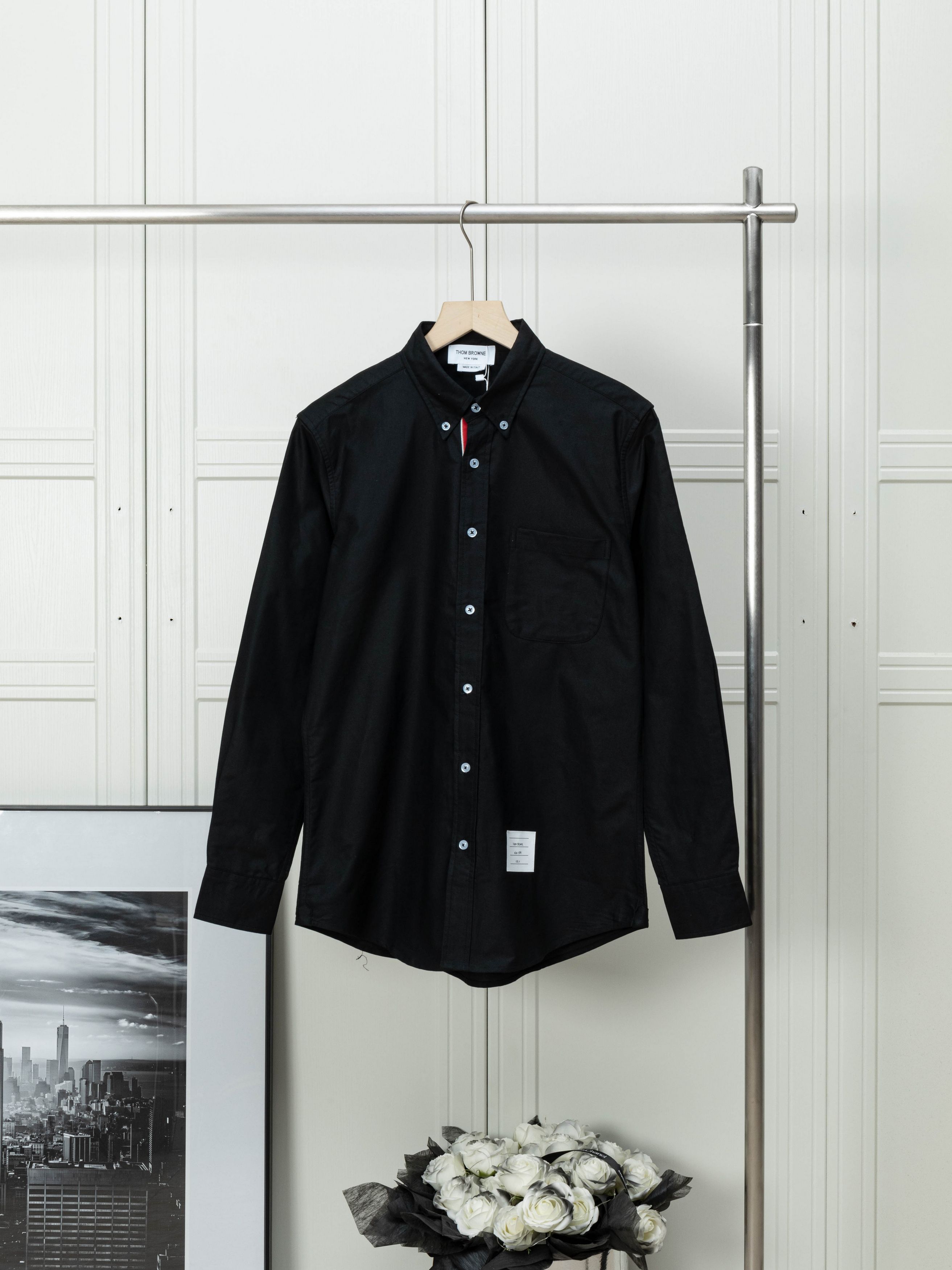 (Nuevo TB clásico de popelín con cinta interior) THOM BROWNE Tom Brown. Camisa TB de popelín con cinta en la tapeta int…