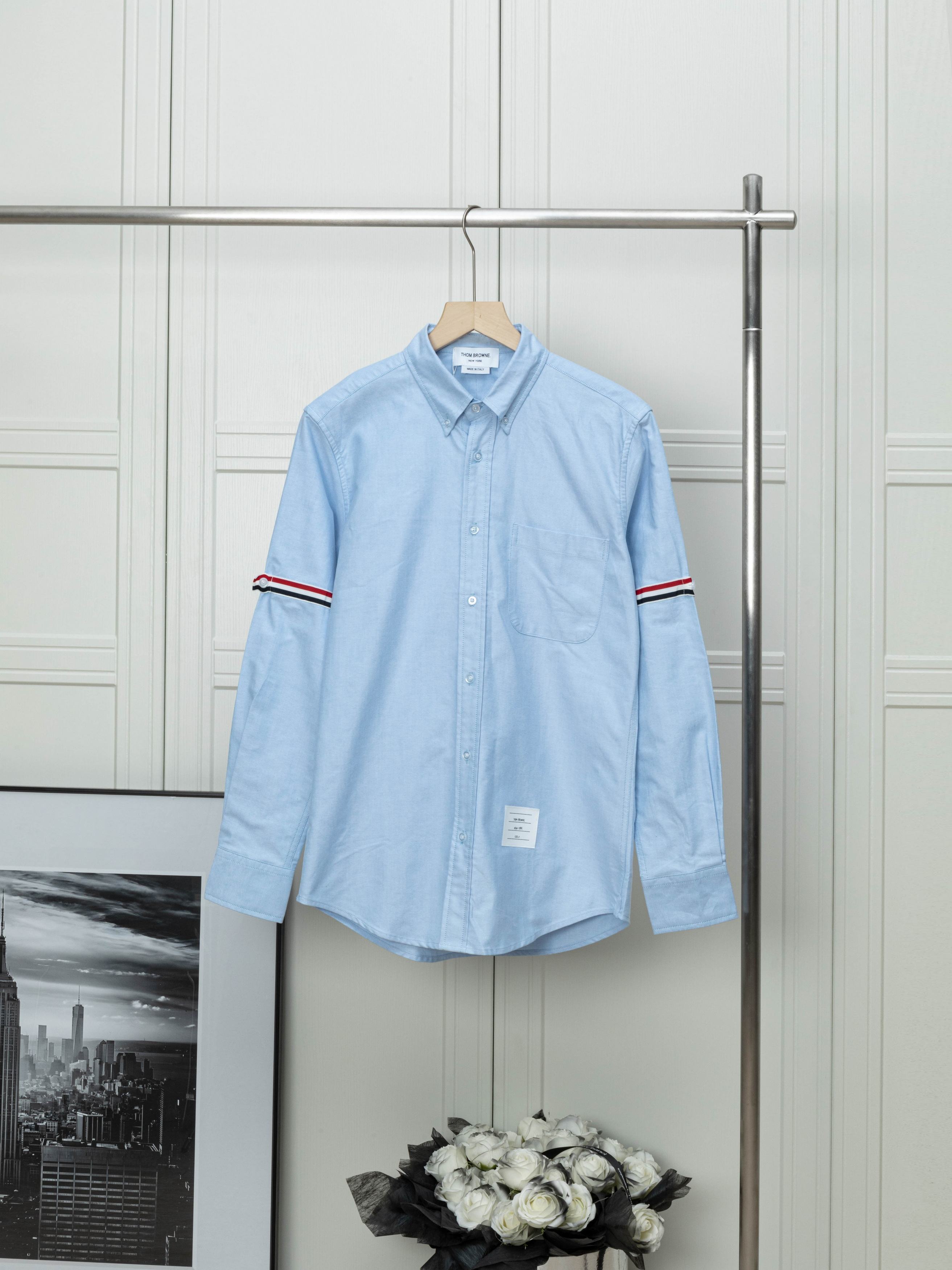 𝗧𝗵𝗼𝗺 𝗕𝗿𝗼𝘄𝗻𝗲 camisa de manga larga de algodón piqué con cintas rojas, blancas y azules en ambas mangas. Saber …