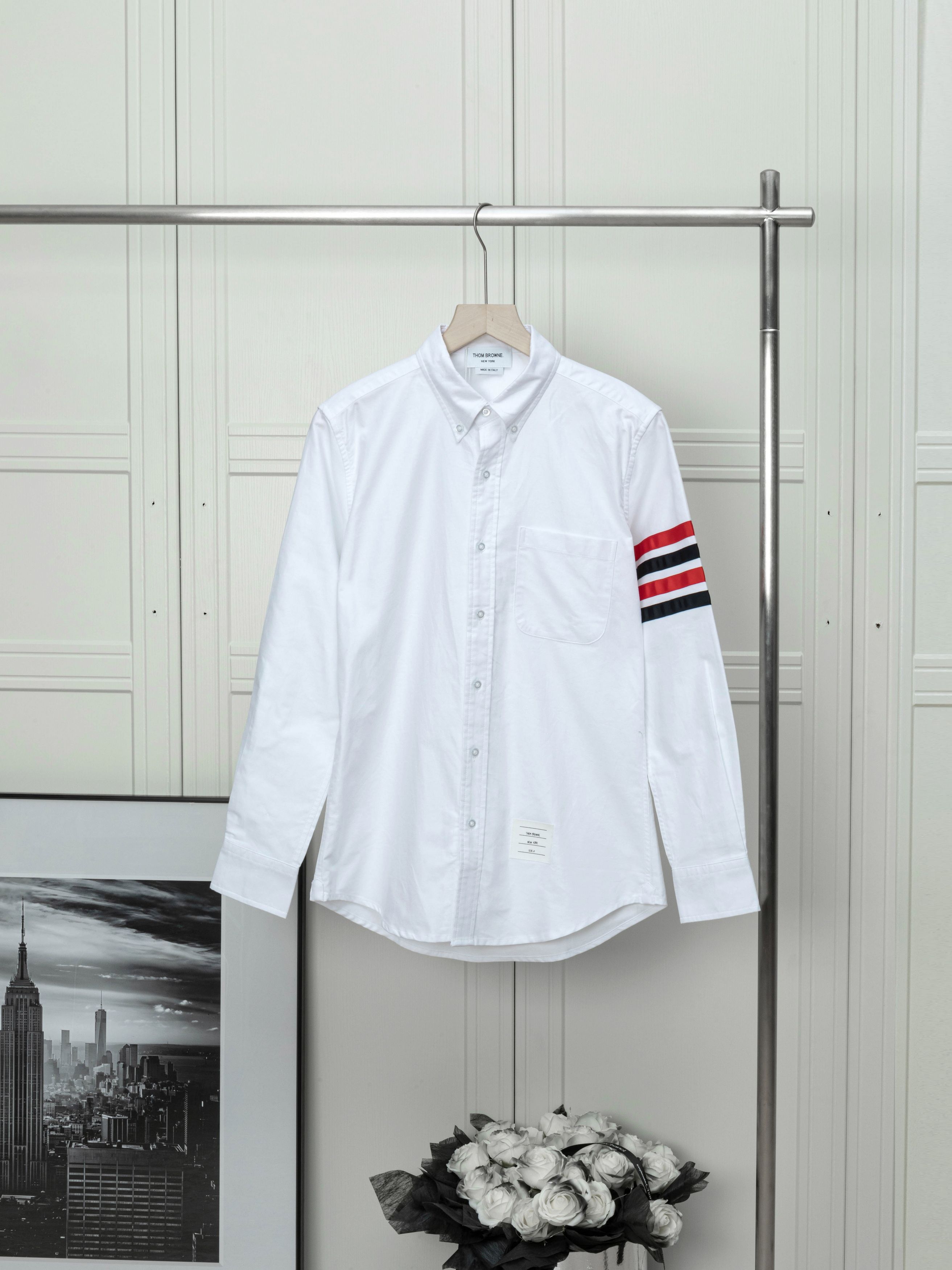 THOM BROWNE camisa de manga larga de una sola manga con cuatro rayas rojas y azules, un clásico simple pero no sencillo…