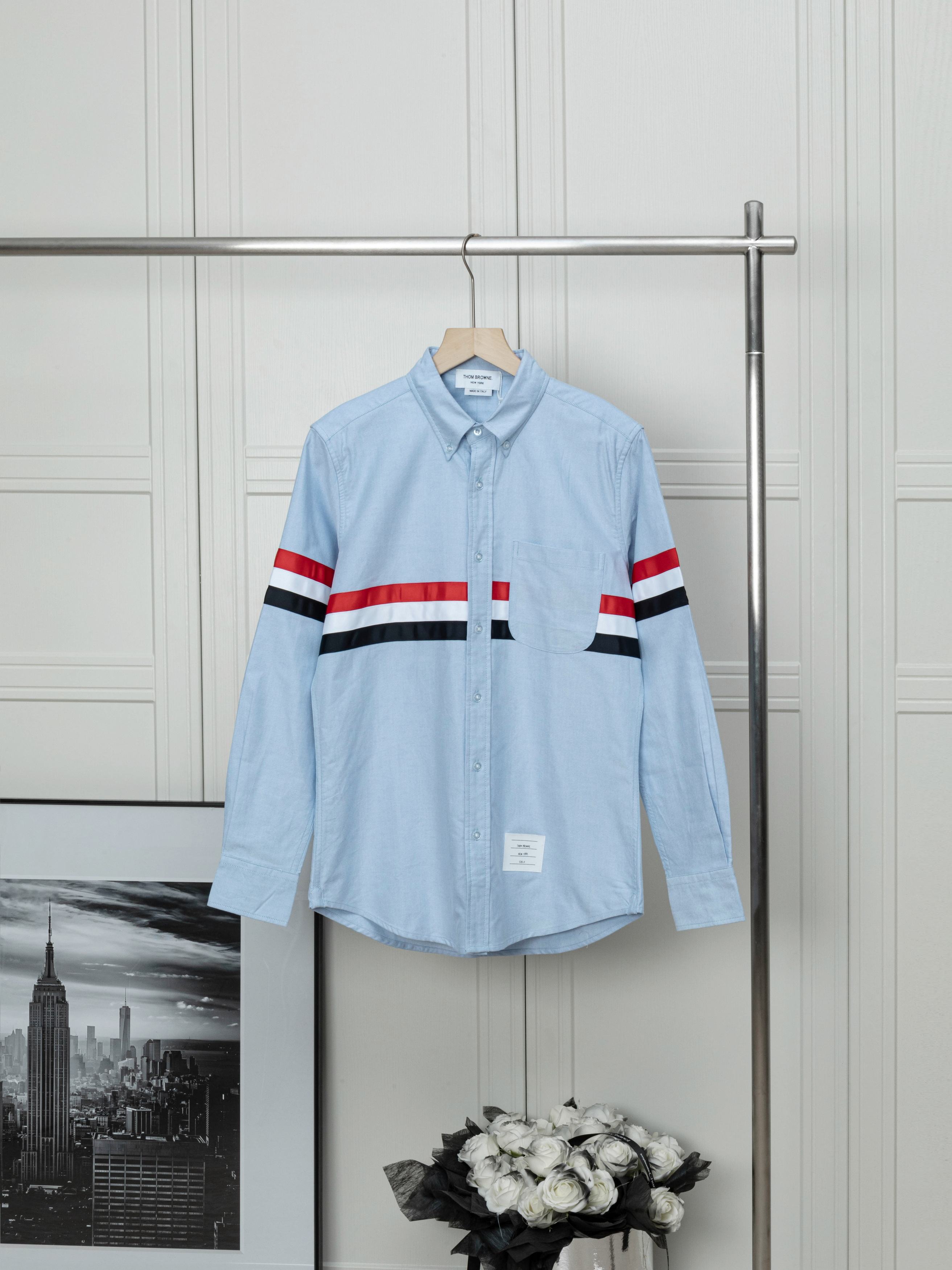 TB新款前后围绕红白蓝织带长袖衬衫） 新款 THOM BROWNE 汤姆布朗.TB衬衫经典新款前后围绕红白蓝织带牛津纺长袖衬衣 意大利制造产地小标 面料采用定制牛津纺面料 100%纯棉 红白蓝织带正品定制工艺制作 进口缝纫设备缝制 自家工…