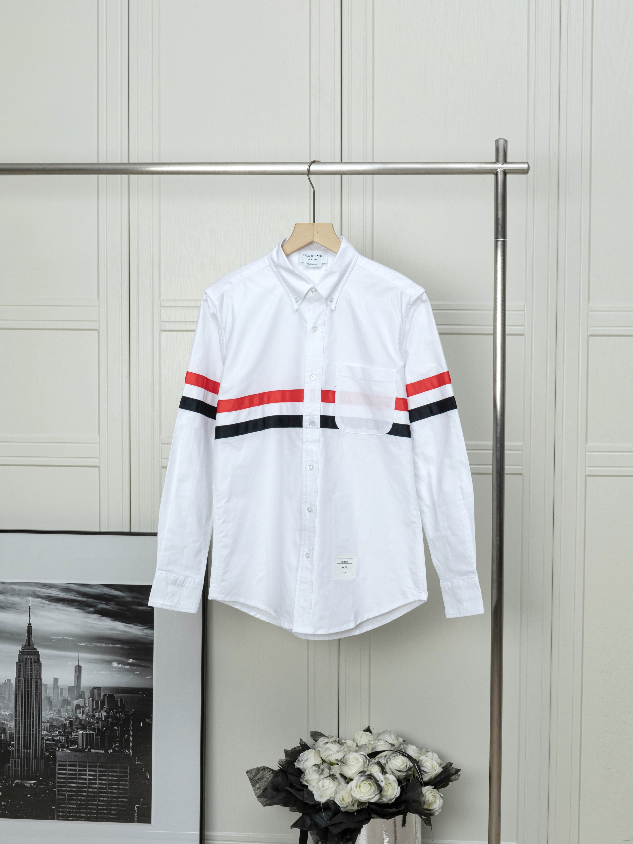（TB新款前后围绕红白蓝织带长袖衬衫） 新款 THOM BROWNE 汤姆布朗.TB衬衫经典新款前后围绕红白蓝织带牛津纺长袖衬衣 意大利制造产地小标 面料采用定制牛津纺面料 100%纯棉 红白蓝织带正品定制工艺制作 进口缝纫设备缝制 自家…