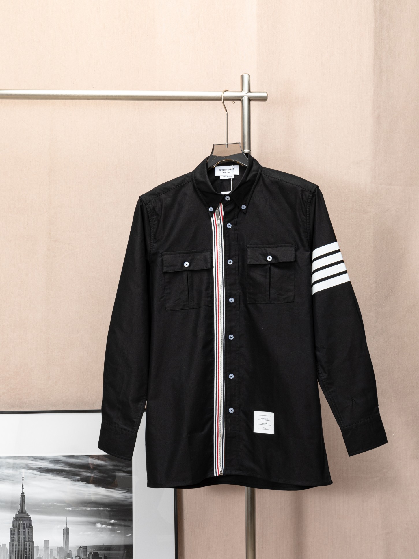 Camisa de manga larga con cremallera y cuatro rayas blancas de Thom Browne. Realmente saber vestir camisas puede hacer …