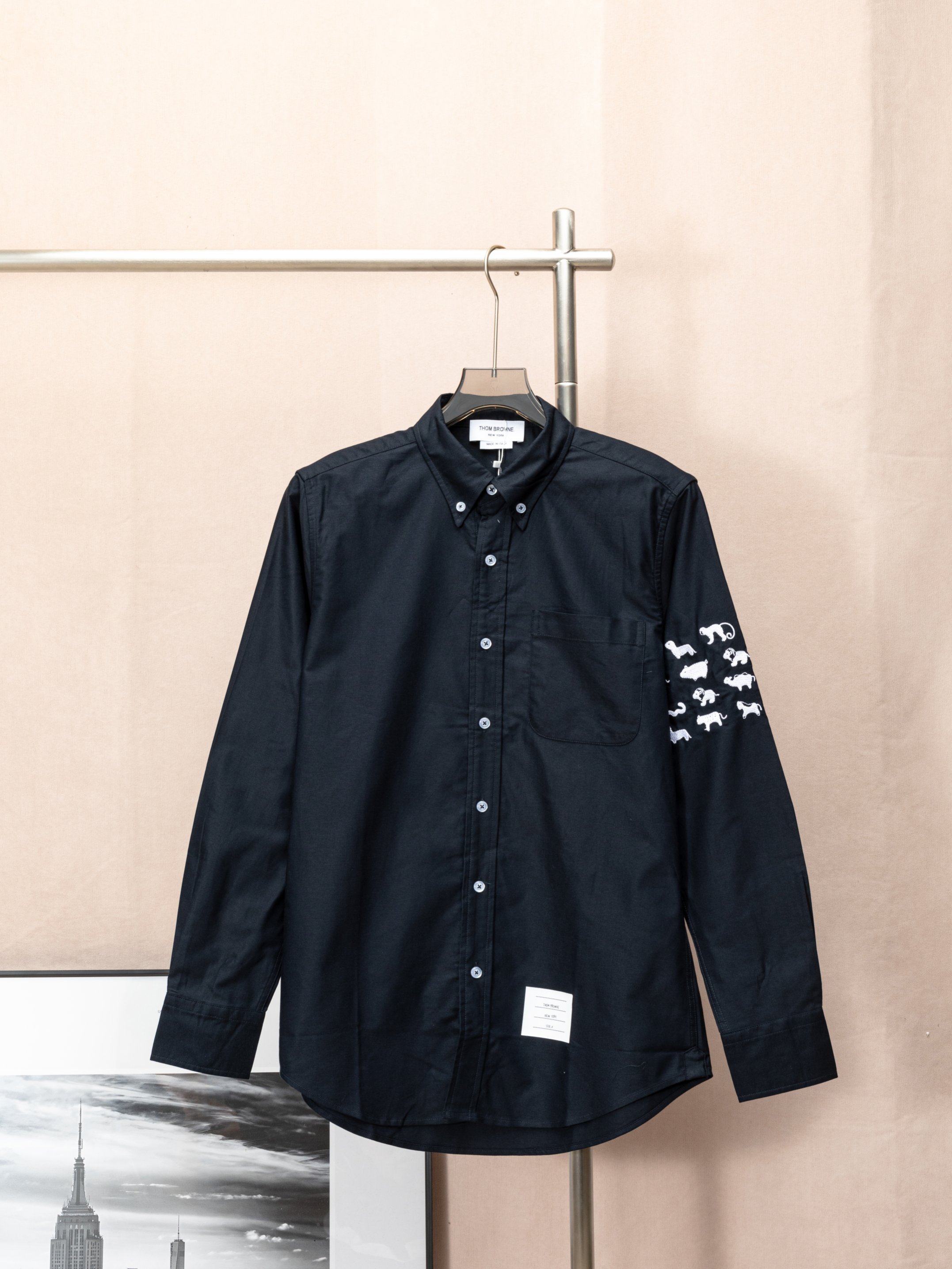(Nuevo modelo disponible de TB con bordado de pequeños animales alrededor) Camisa de manga larga de oxford de THOM BROW…