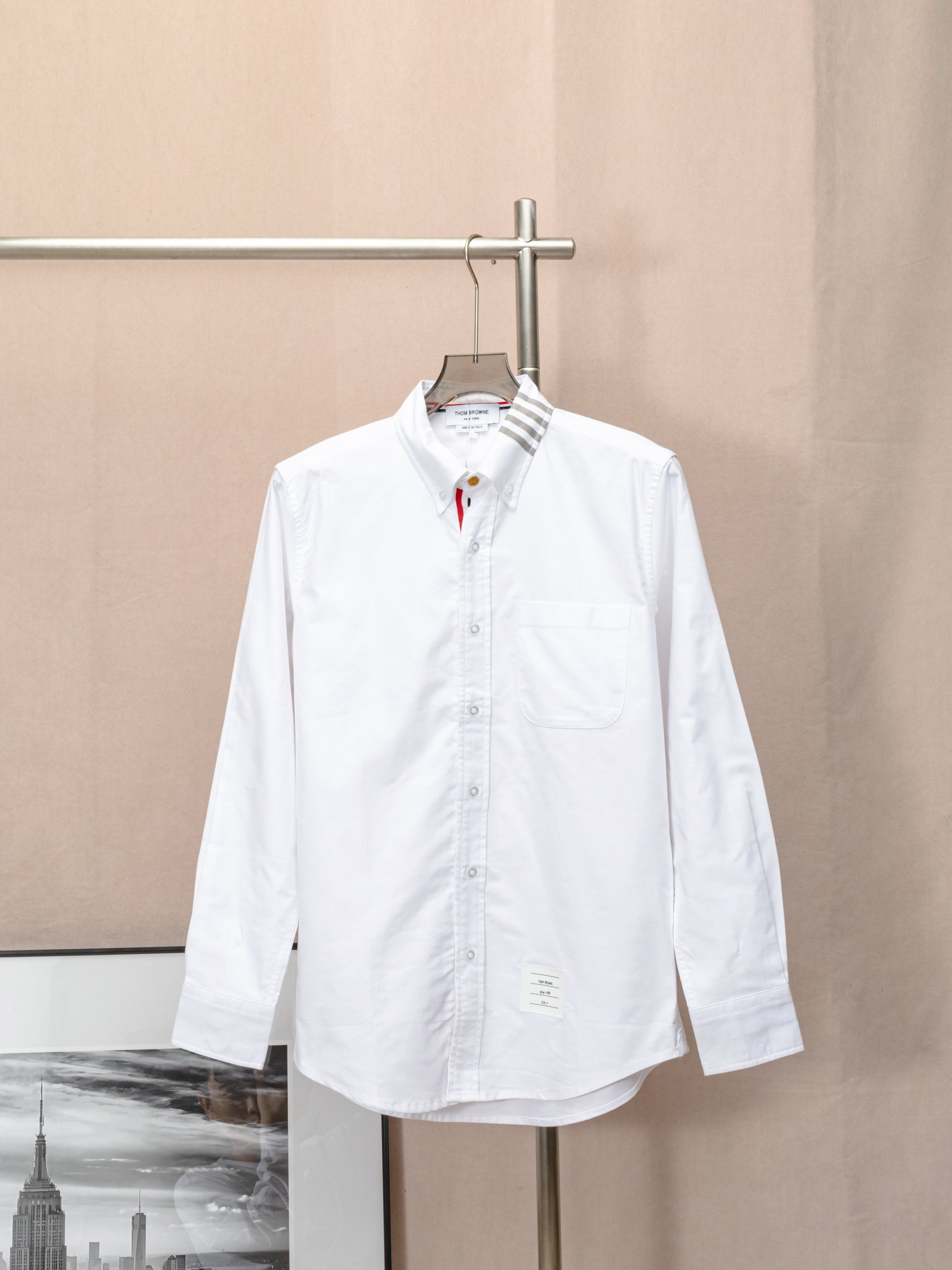 Nueva camisa de THOM BROWNE con cuatro rayas en el cuello y cinta interior. Camisa de manga larga de TB, nuevo modelo e…