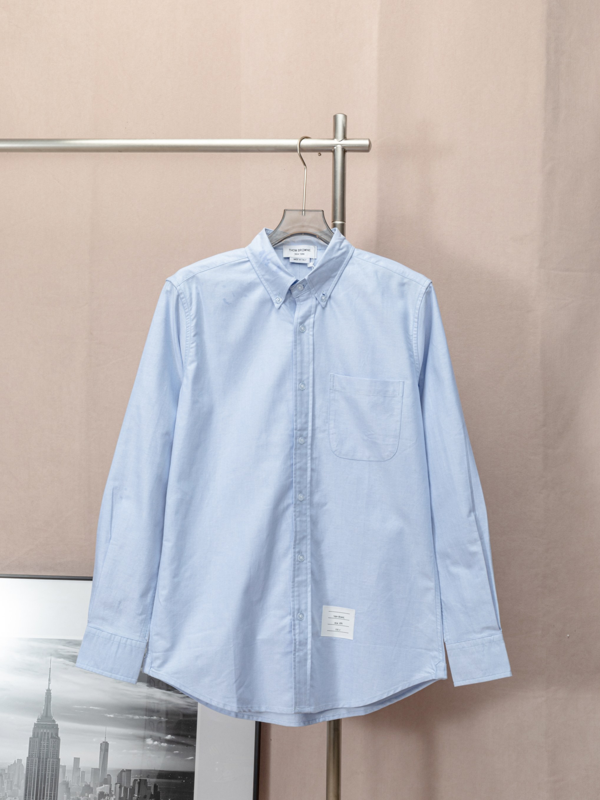 (Camisa de manga larga de oxford de color liso con etiqueta en el cuello trasero de THOM BROWNE) Nueva camisa…