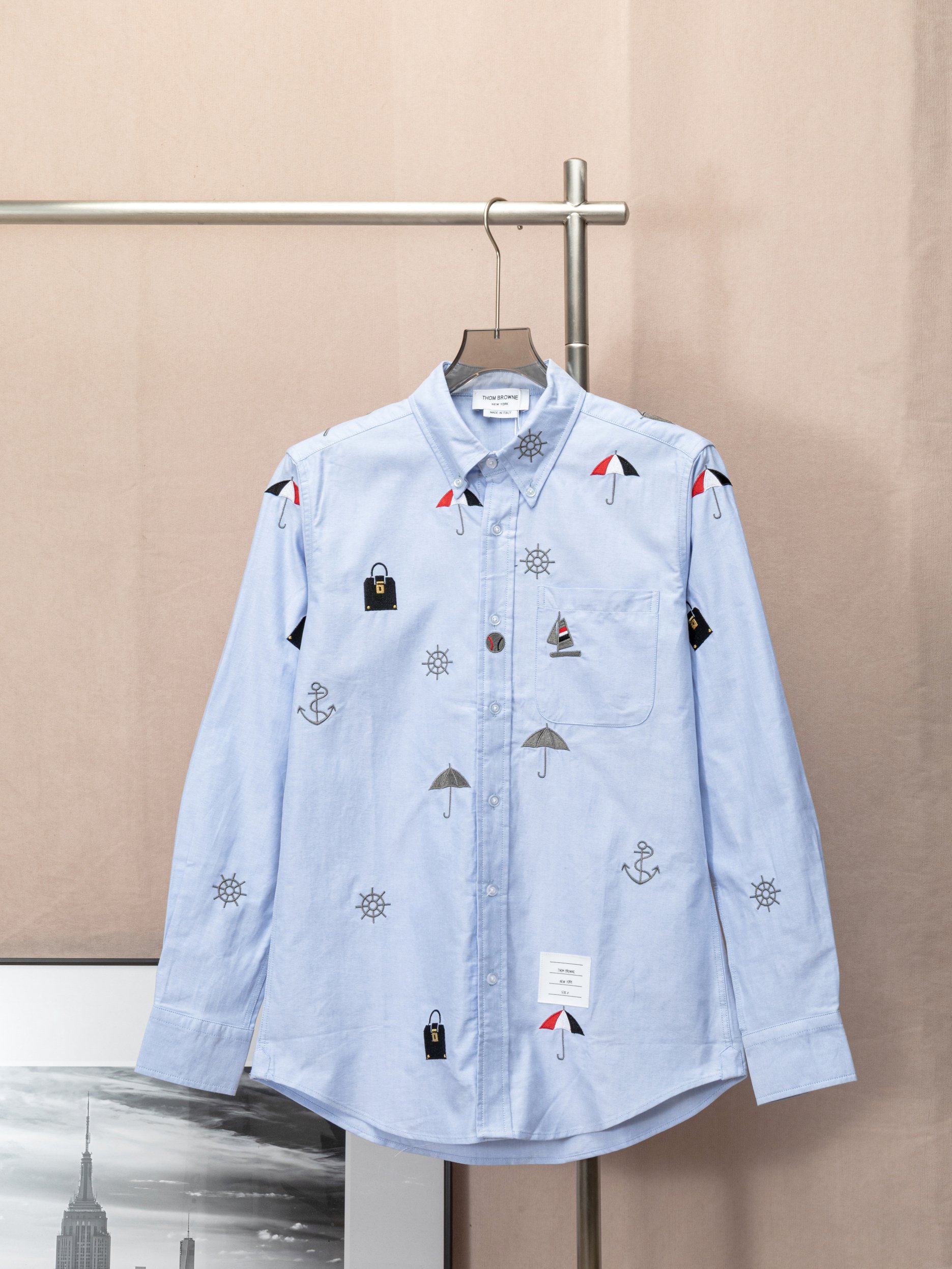 THOM BROWNE, Tom Brown. Camisa clásica de TB con bordado de paraguas, bolsos, veleros y patrones en todo el cuerpo, sin…