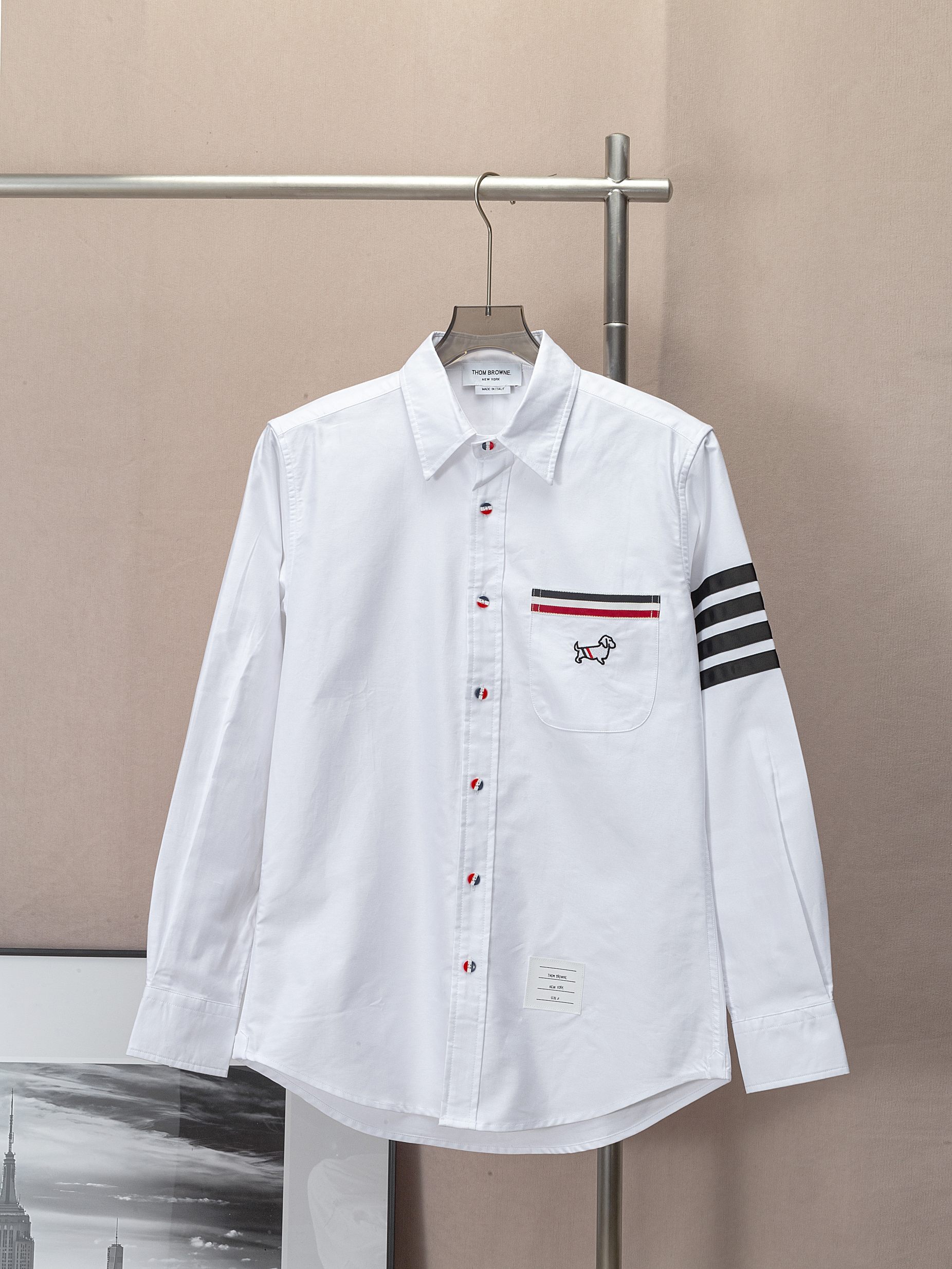 (Camisa de manga larga TB oxford con bordado de perrito y cuatro rayas negras) Nuevo modelo THOM BROWNE Tom Brown. Cami…