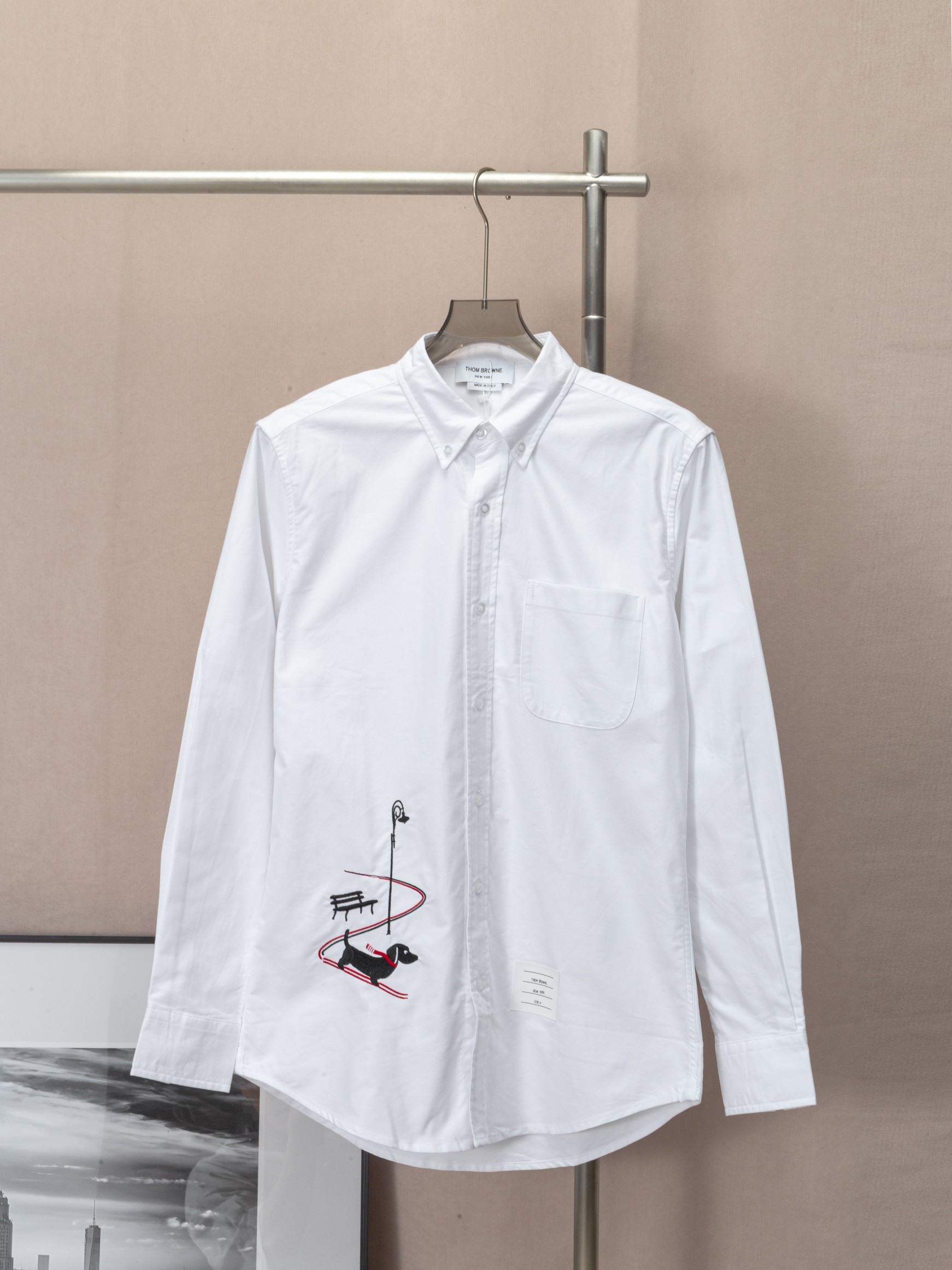 Camisa de manga larga THOM BROWNE con bordado de perro esquiador, serie HECTOR. Bordado de mil puntadas, tela oxford 10…