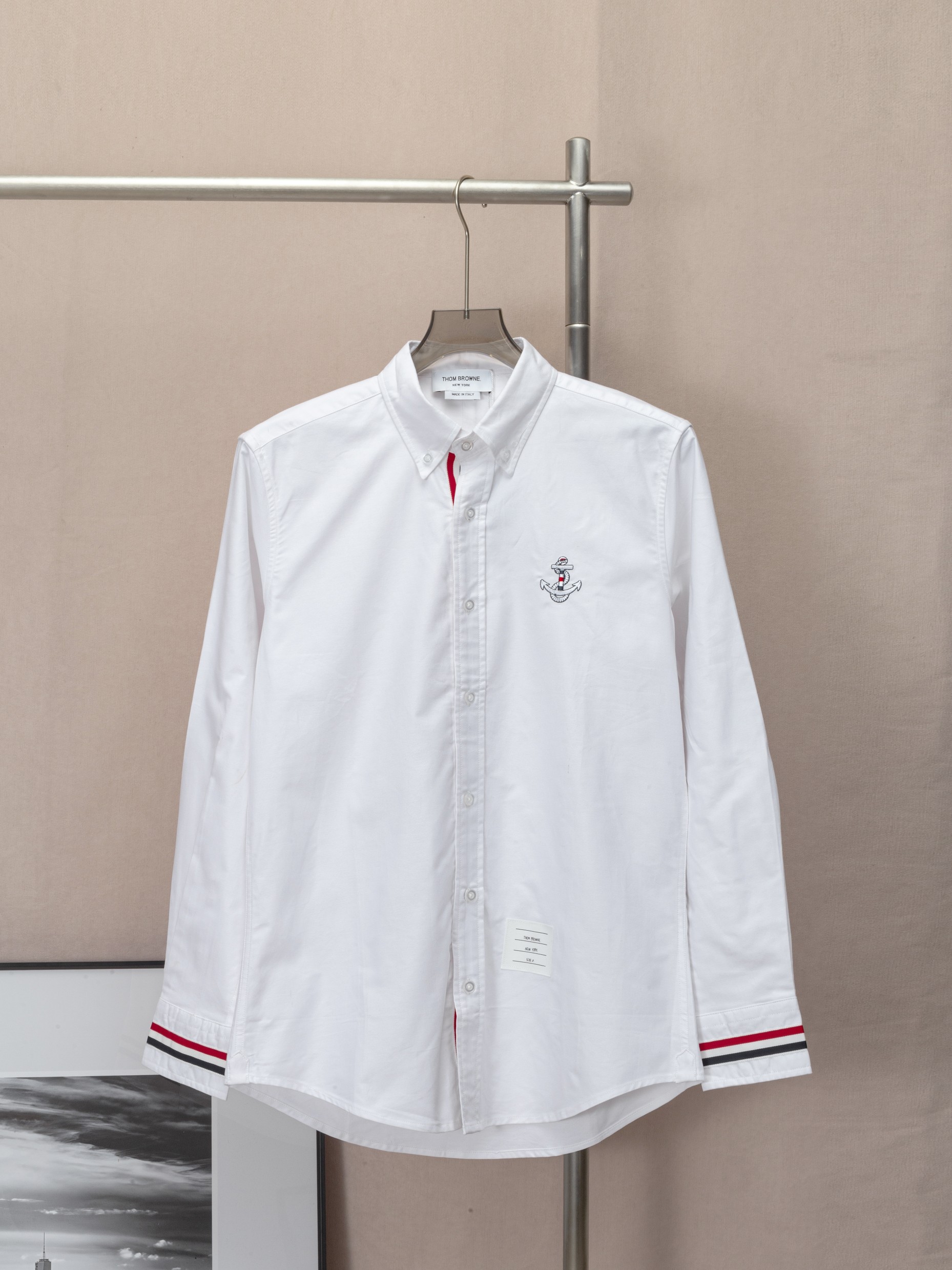 Camisa de manga larga THOM BROWNE con bordado de ancla en el puño y cinta. Usar una camisa realmente puede hacer que te…