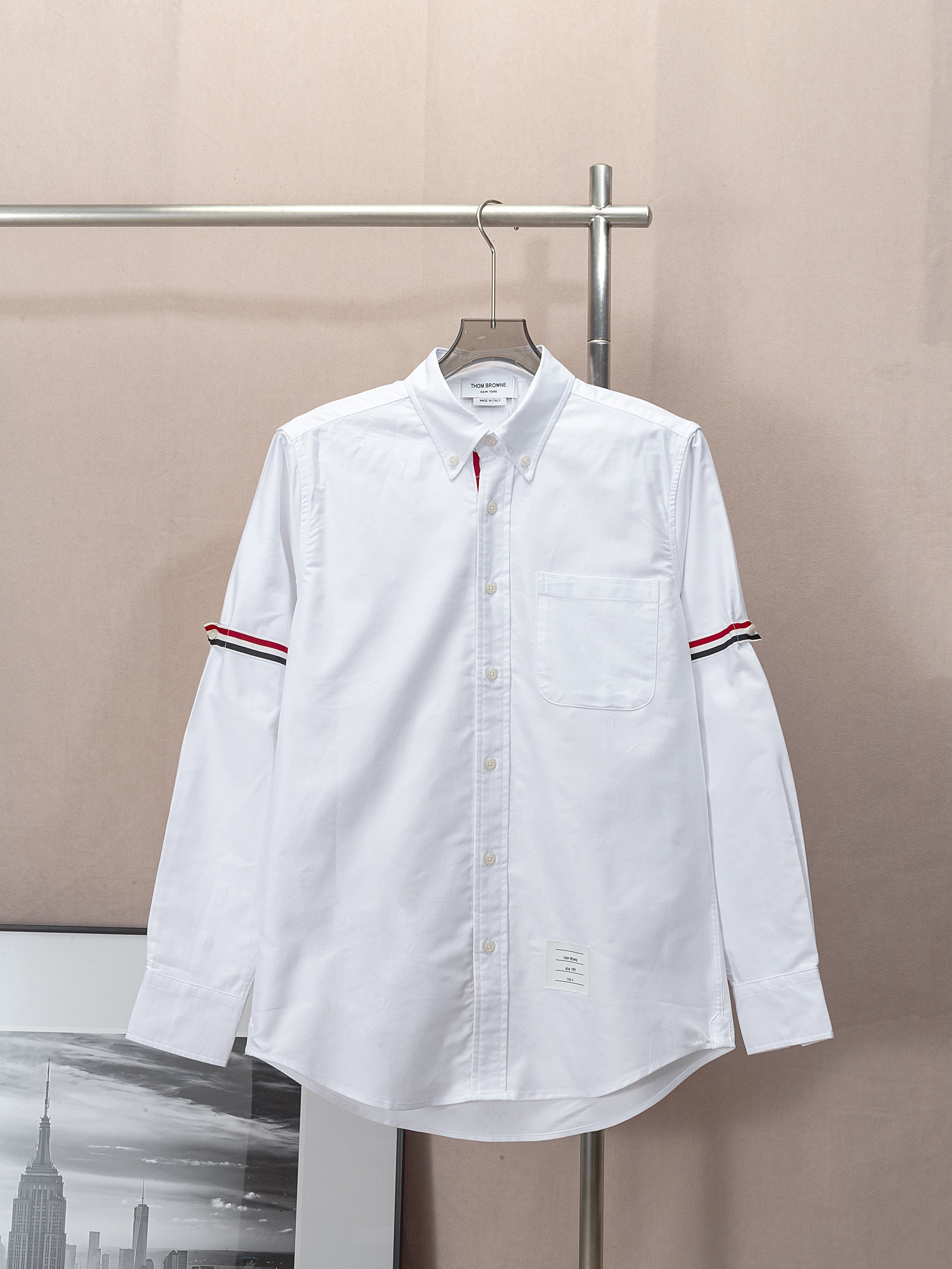 (Camisa TB con cinta en la manga y en la tapeta, en stock) THOM BROWNE, sincronizado con la tienda oficial. Camisa TB c…