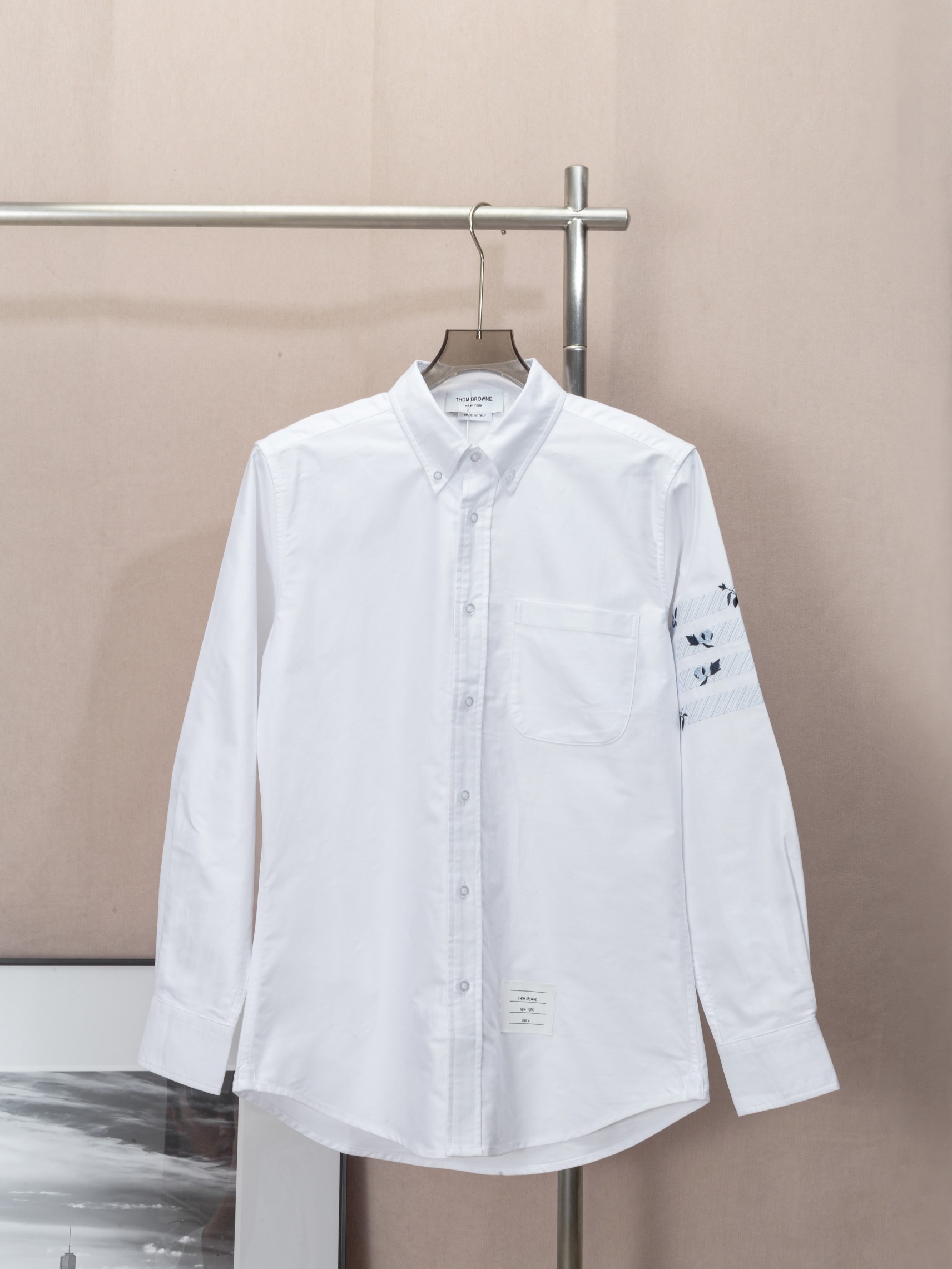 (Camisa de manga larga THOM BROWNE con bordado de rosa en la manga) Nuevo modelo THOM BROWNE Tom Brown. Camisa clásica …