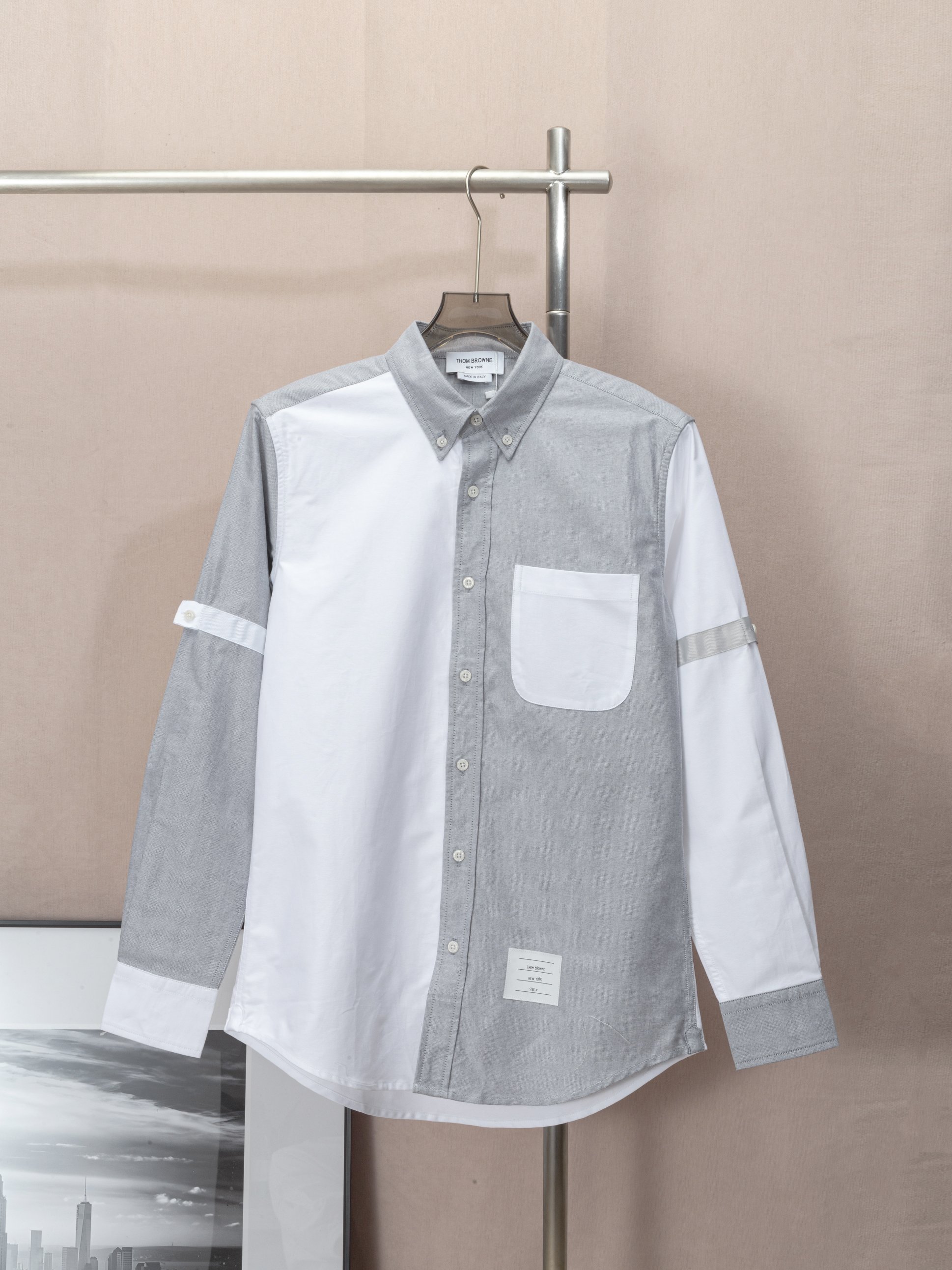 Camisa de manga larga THOM BROWNE con contraste blanco y gris en las mangas, con cinta de etiqueta. Confeccionada con c…