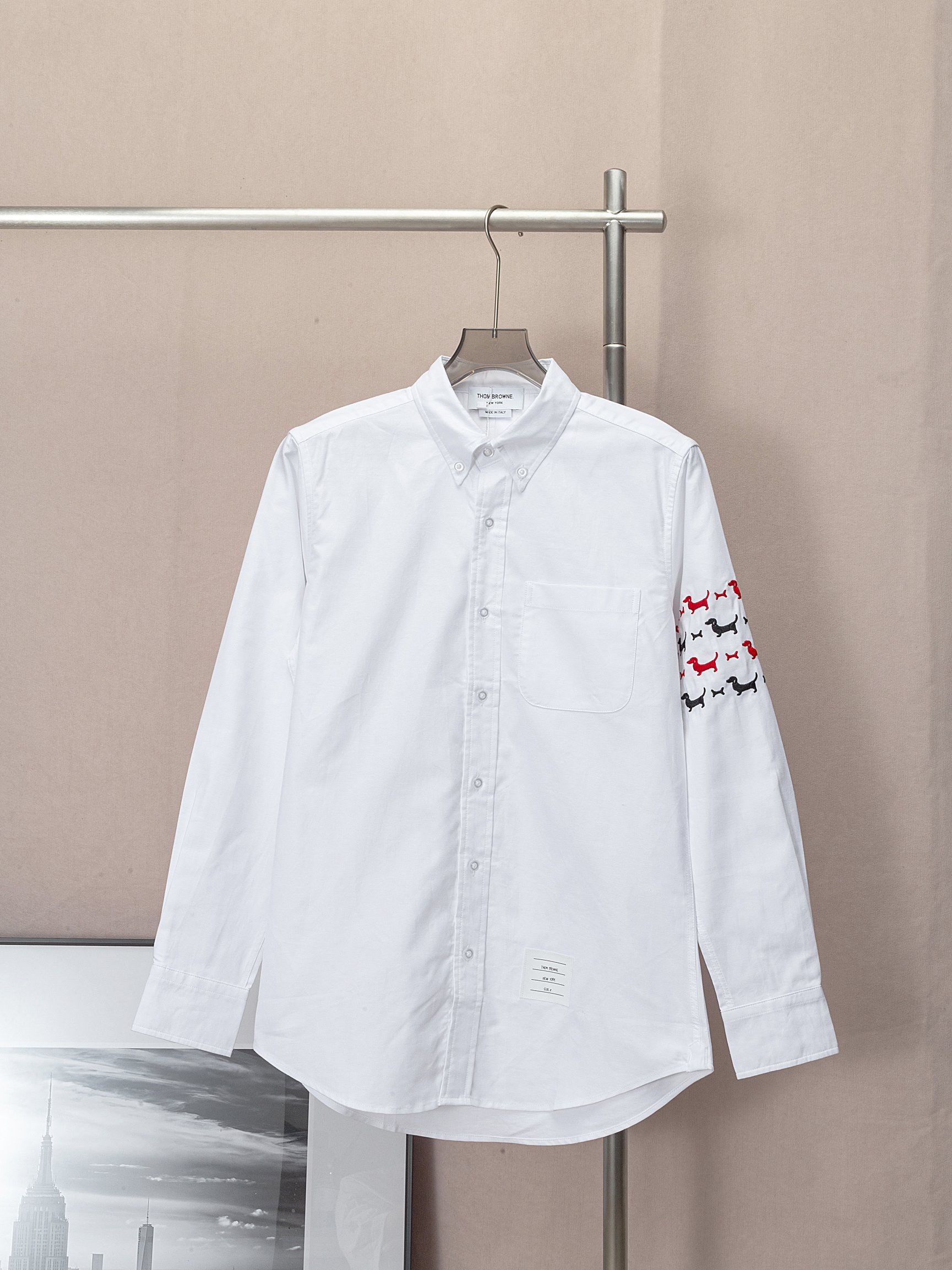 (Clásico en stock con bordado de perrito en la manga TB) THOM BROWNE Tom Brown. Camisa TB clásica con bordado de perrit…