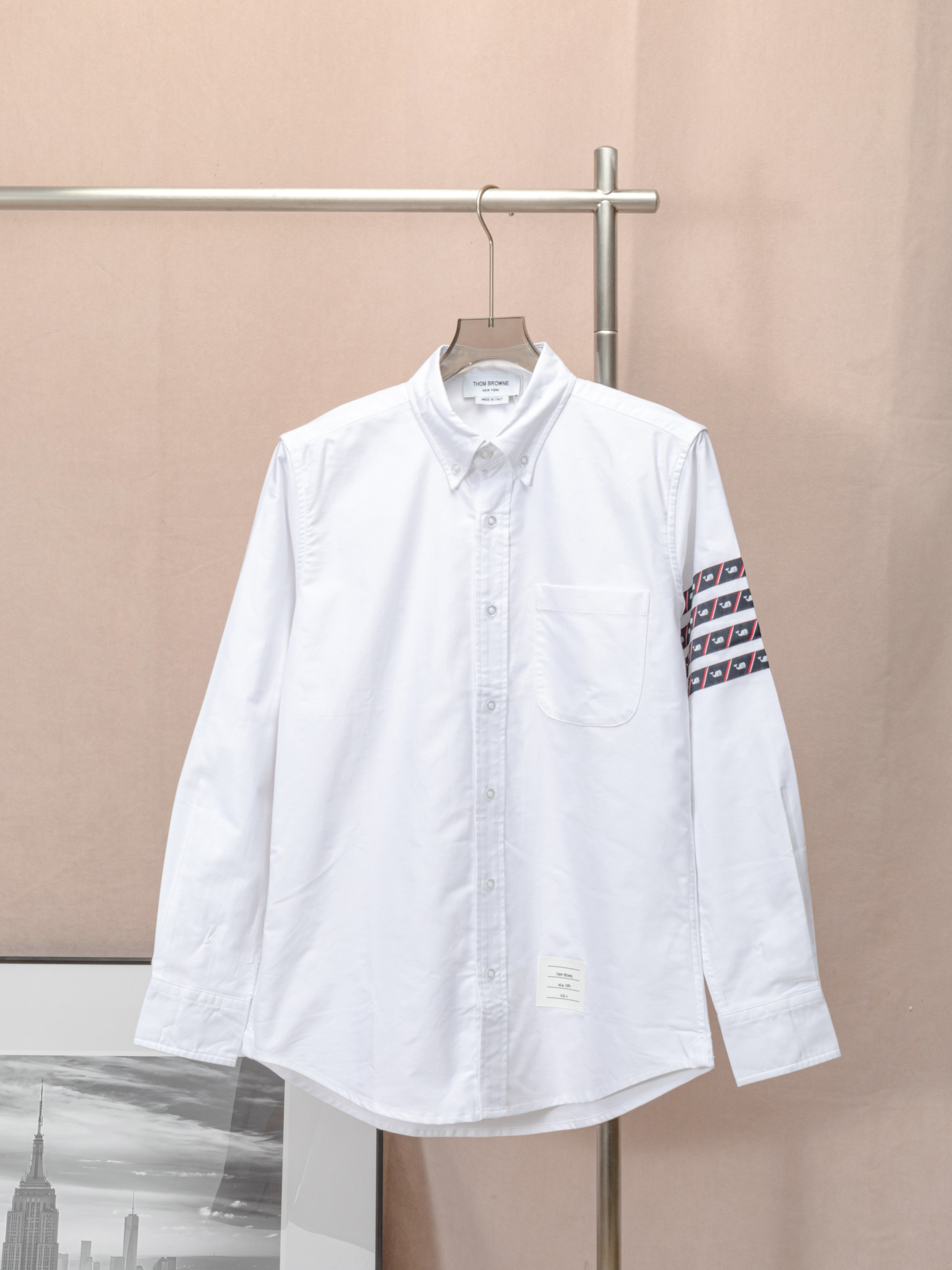 （TB新款袖子鲸鱼斜纹刺绣衬衫） THOM BROWNE 汤姆布朗.TB衬衫经典新款袖子刺绣鲸鱼图案斜纹环绕牛津纺长袖衬衣 意大利制造产地小标 面料采用定制牛津纺面料 100%纯棉 袖子斜纹环绕鲸鱼图案为定制面料制作 进口缝纫设备缝制 自…