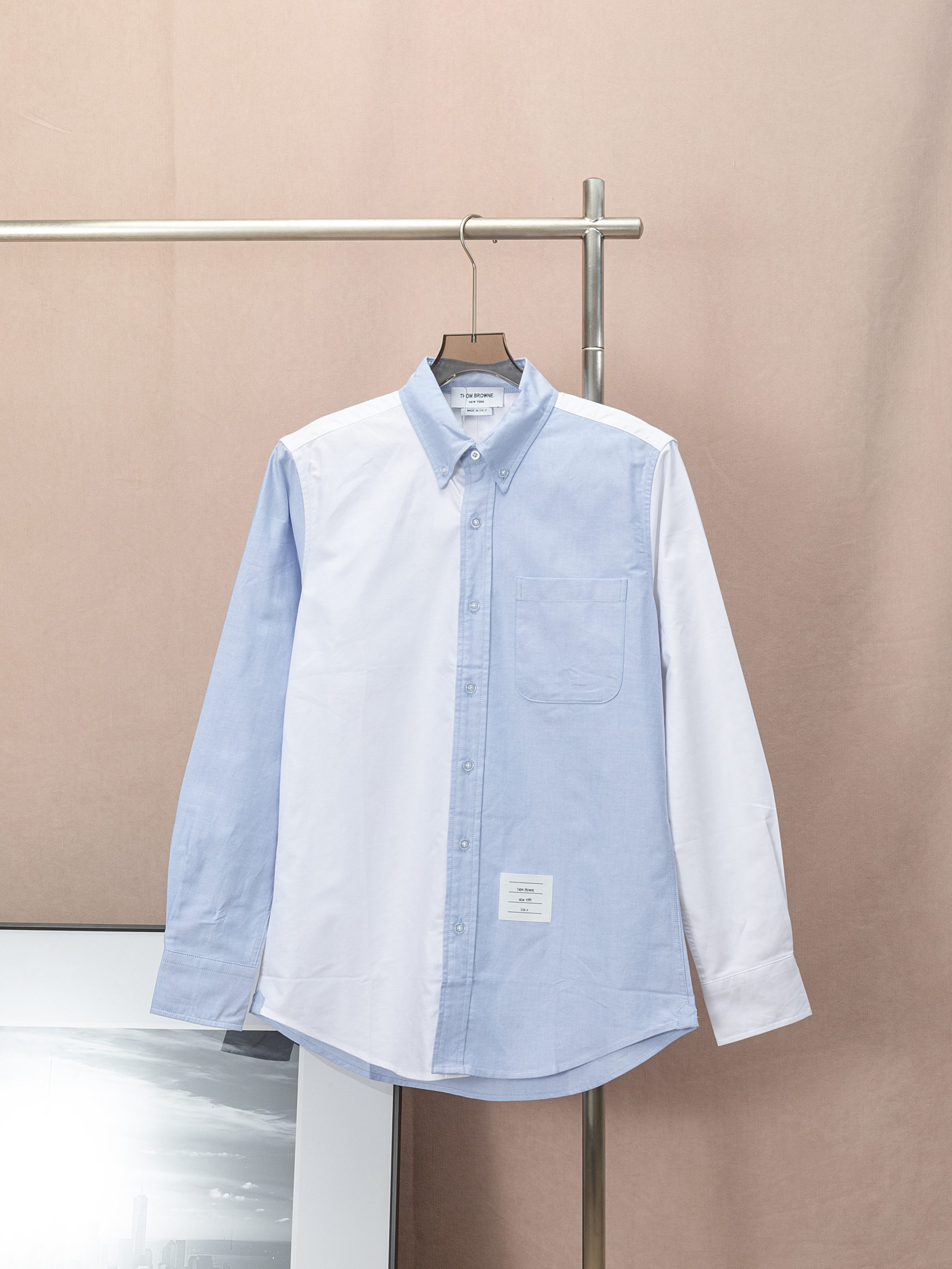Thom Browne 新款左右蓝白拼接撞色 专柜正品同步 经典款衬衫 高精定制正品牛津纺 采用进口缝纫设备缝制 针距细密 高品质 透明琉璃扣 三标齐 高精工 +正品防盗扣 男女同款 尺寸：0-1-2-3-4码 配专柜防尘袋 颜色：拼色