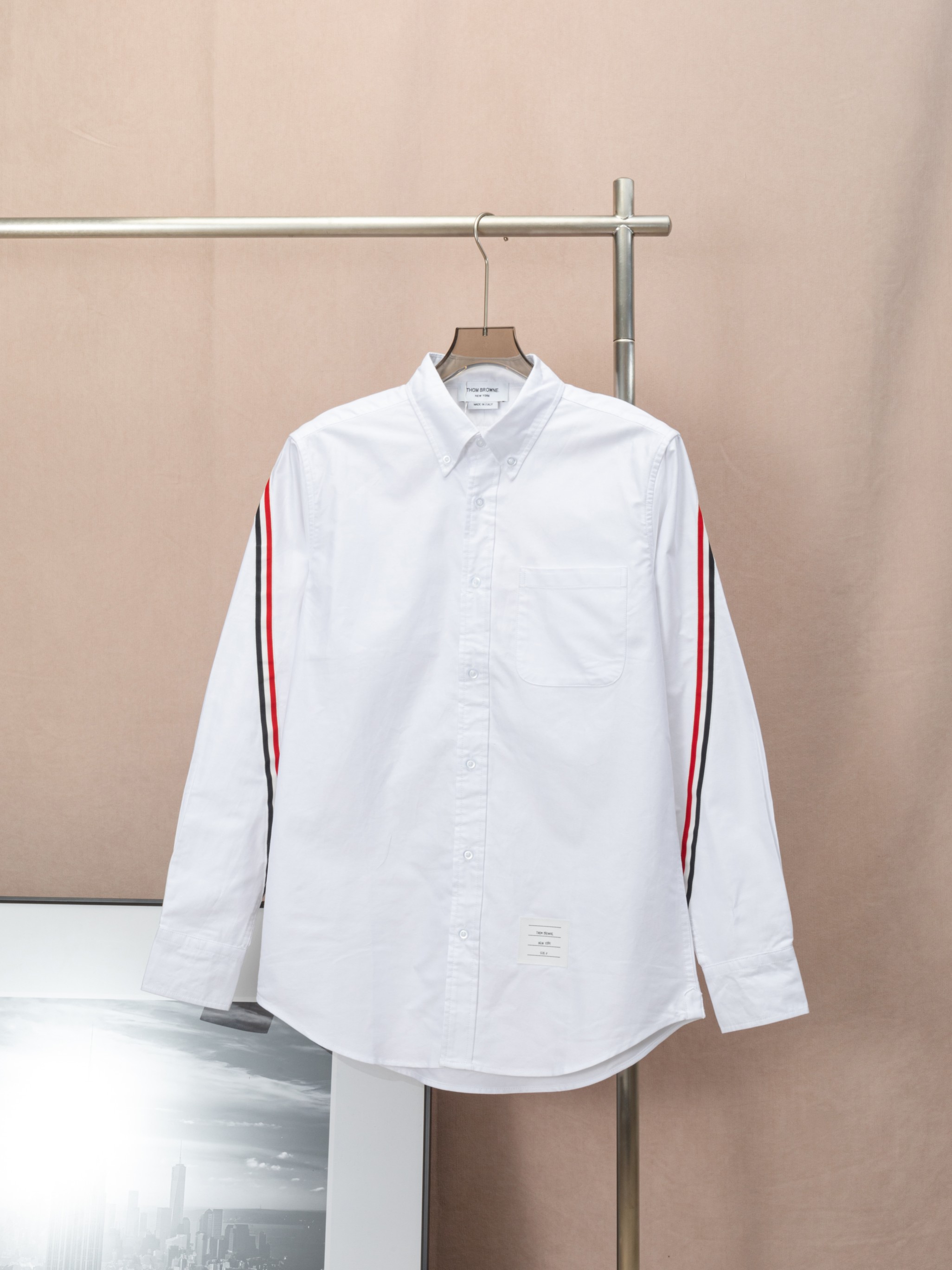 （TB牛津纺竖纹双袖标织带过肩标长袖衬衫） 独家新款 THOM BROWNE 汤姆布朗.TB衬衫经典双袖标竖纹过肩连袖织带衬衫 意大利制造产地小标 面料采用定制牛津纺面料 100%纯棉 红白蓝织带正品定制工艺制作 进口缝纫设备缝制 自家工…