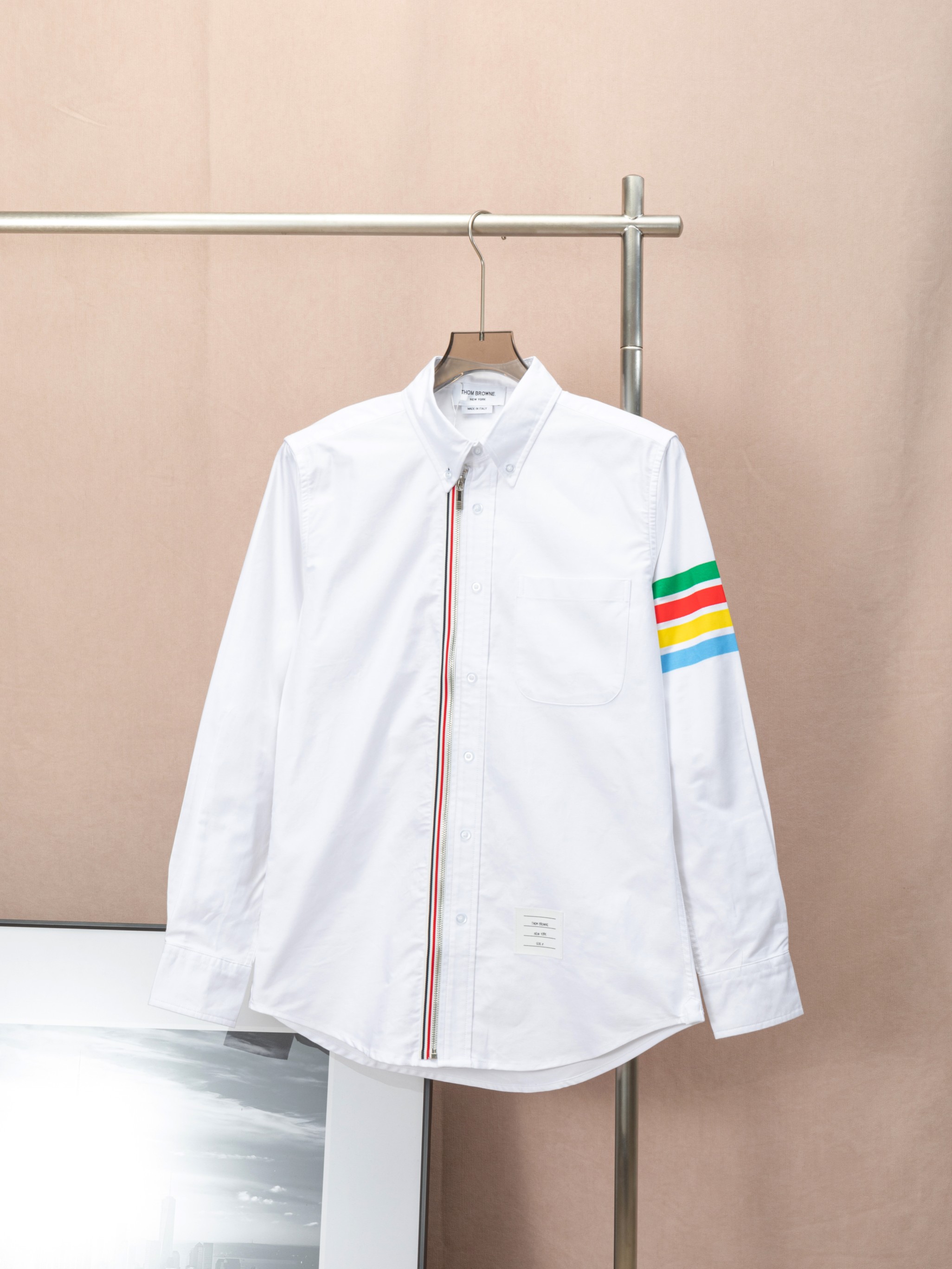 Thom Browne 彩虹四杠牛津拉链衬衫 TB经典拉链衬衫新款开衫外套 专柜官网同步 采用进口缝纫设备缝制 针距细密 百分百纯棉 单袖彩条四杠高精工 上身舒适，（男女同款） 颜色：白色 码数: 0 1 2 3 4