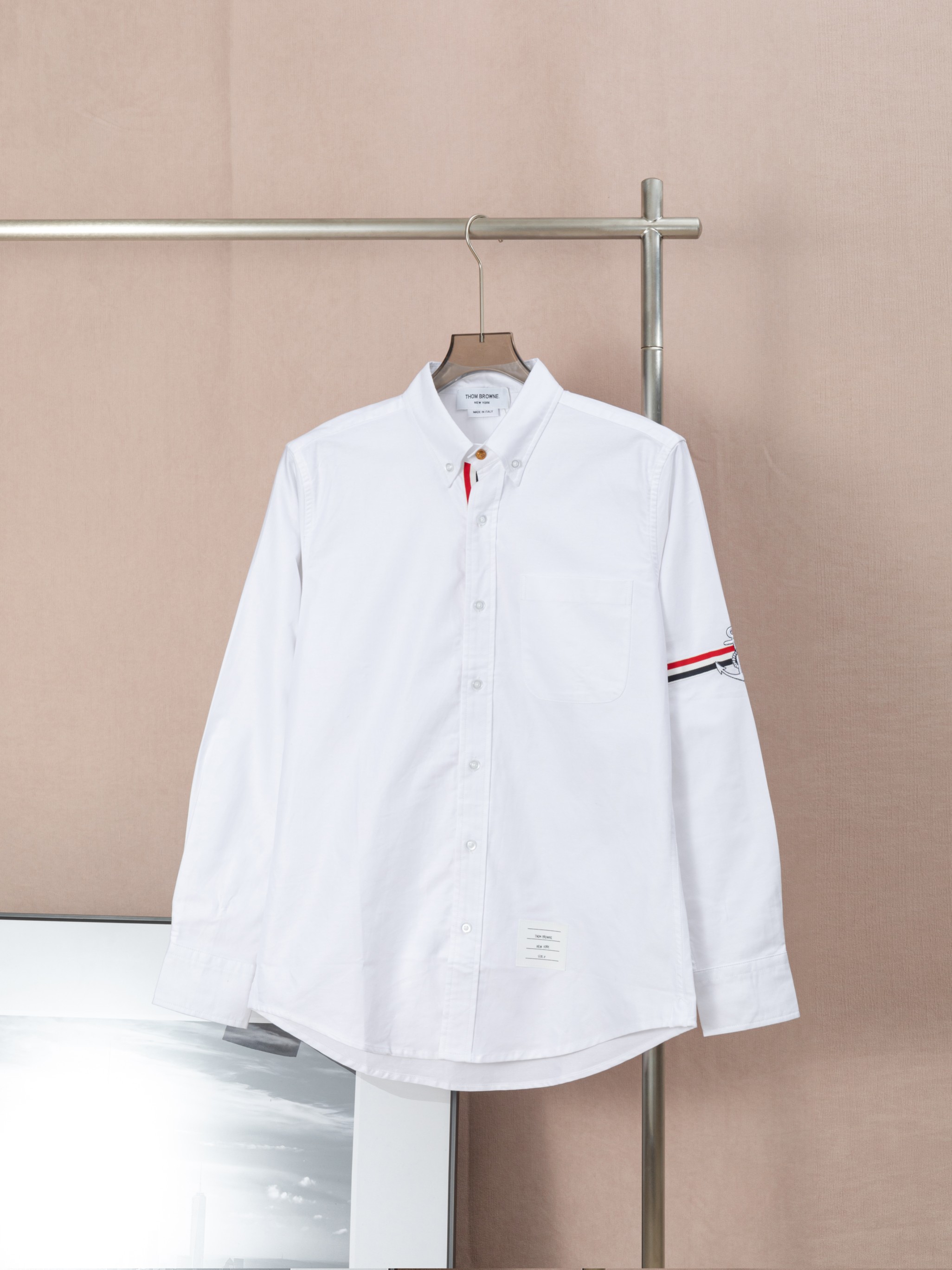 （TB单袖织带船锚刺绣衬衫现货） THOM BROWNE 专柜正品同步 TB单袖红白蓝织带彩条衬衫 意大利制造产地小标 高精定制正品牛津纺 100%纯棉 自家品牌工厂流水线专业生产 采用进口缝纫设备缝制 针距细密 高品质 扣子采用透明琉璃…