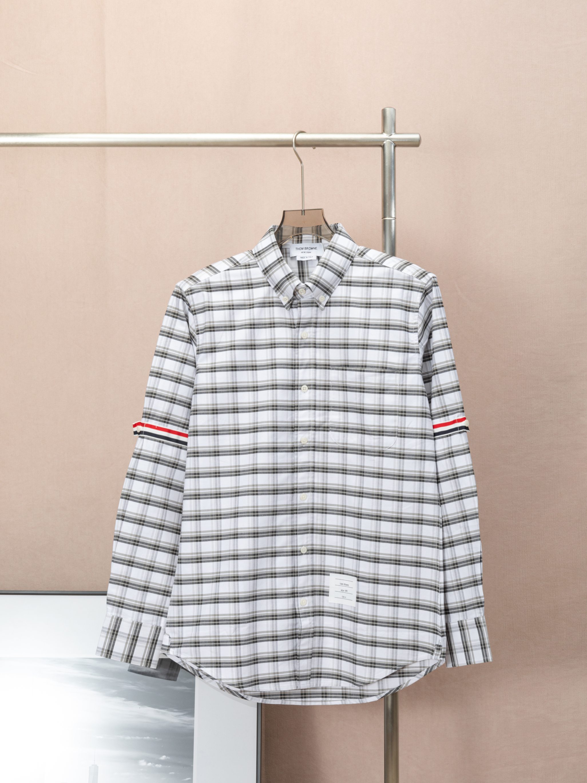Thom Browne 双袖标千鸟格衬衫 新款格子格纹袖标衬衫出货，定织面料 全部对格 ，作为TB家今年主打面料之一、 作为TB粉，怎么可能少得了一件格子定制衬衫呢 面料定制1个半月，在诸多品牌当中今年夏季条纹设计最多 也只有TB的最为经…