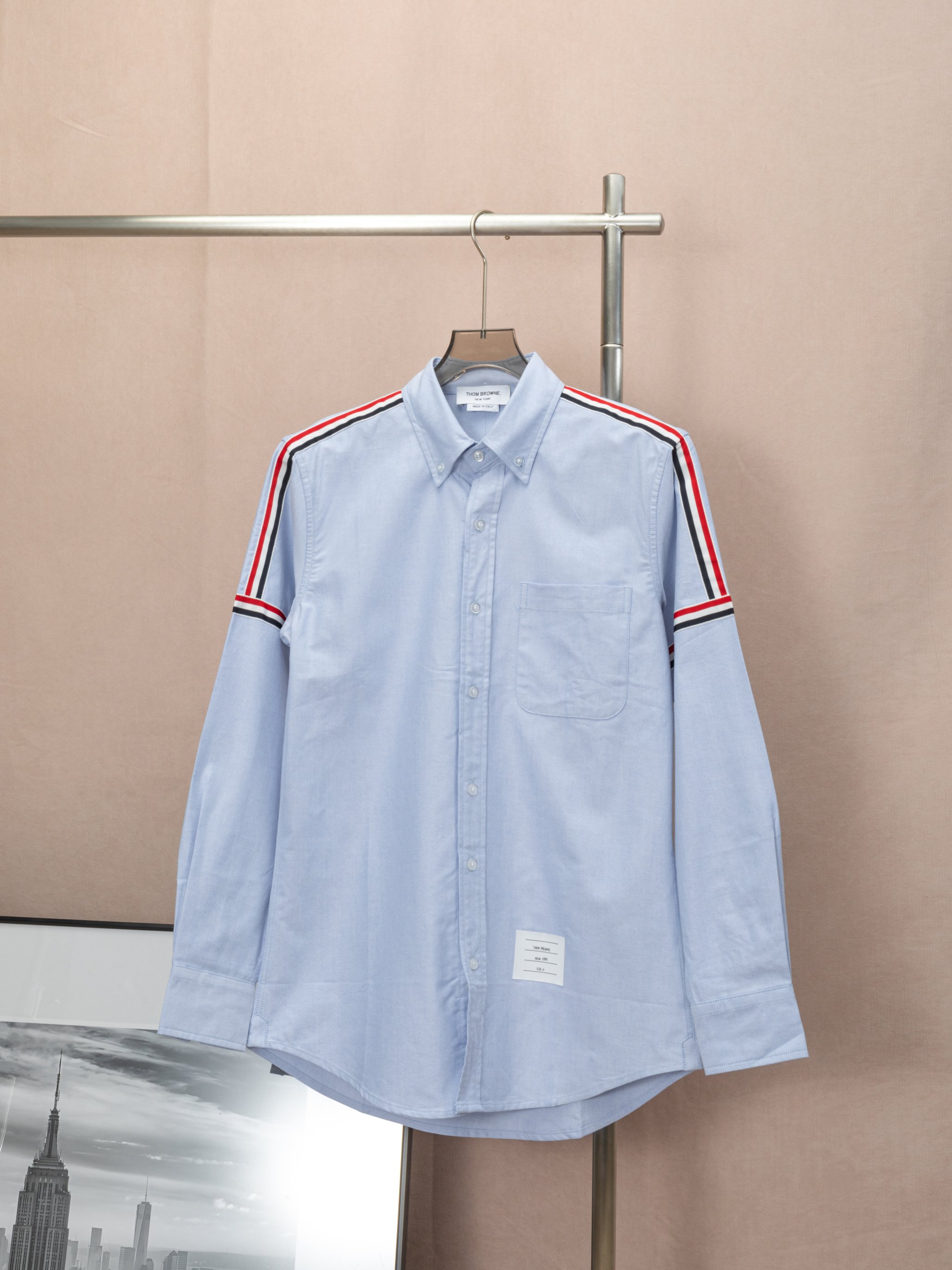 Camisa Thom Browne con cinta tejida en hombros dobles, camisa clásica de manga larga con cinta tejida en hombros dobles…