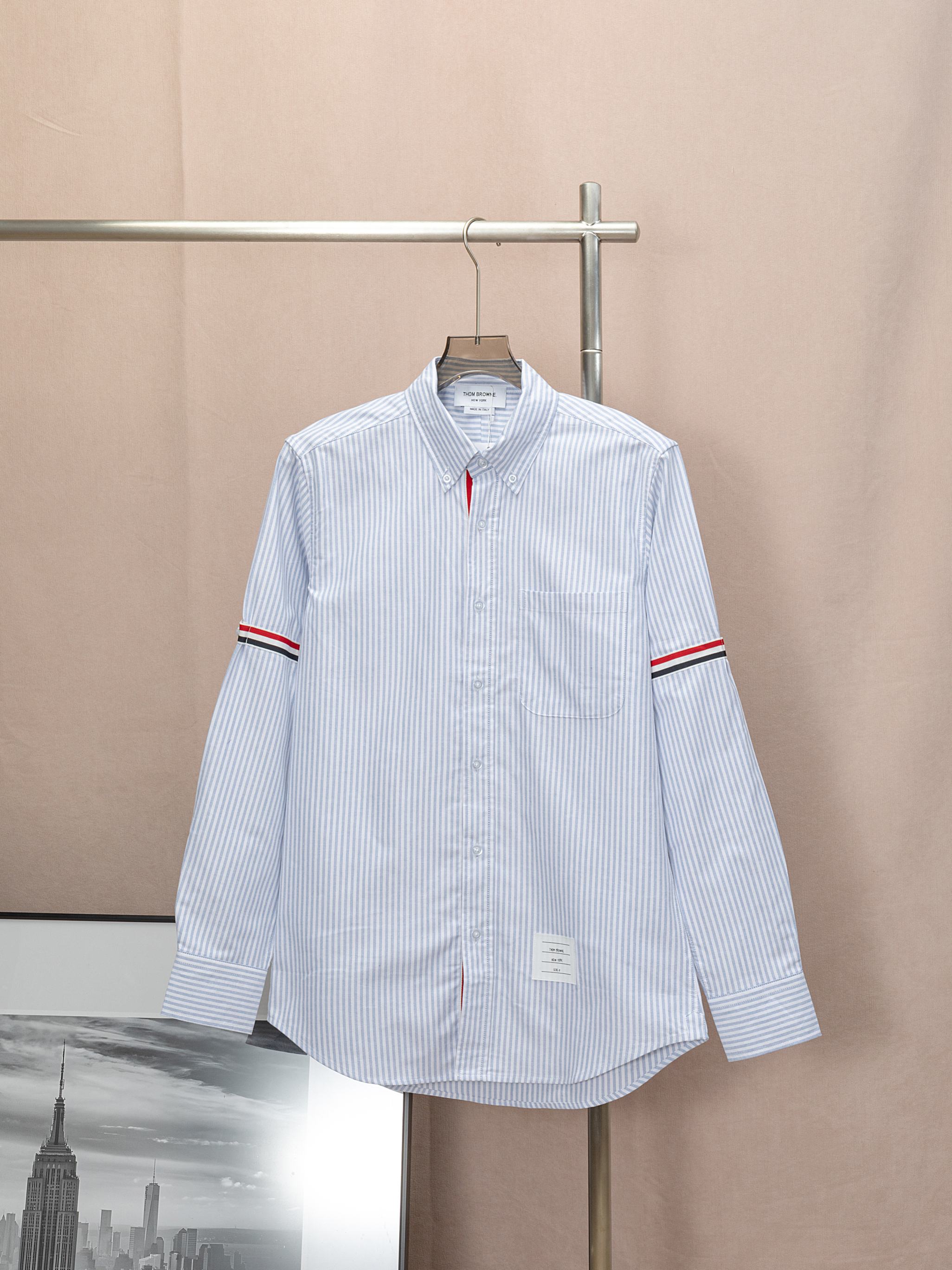 (Camisa de rayas THOM BROWNE con mangas de doble etiqueta y cinta tejida en la abertura interior) THOM BROWNE Tom Brown…