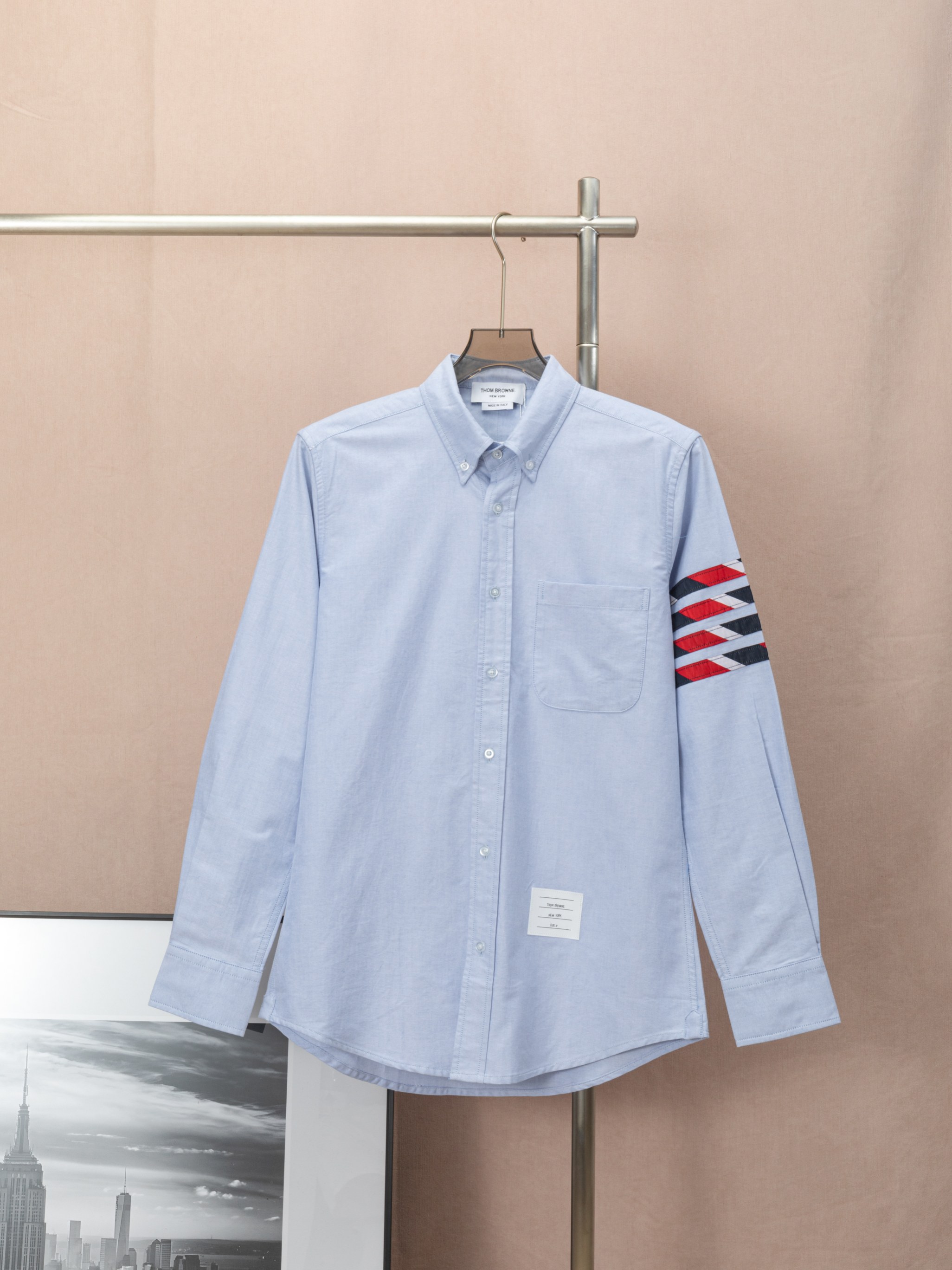 𝗧𝗵𝗼𝗺 𝗕𝗿𝗼𝘄𝗻𝗲 Camisa Oxford de manga larga con cuatro rayas diagonales rojas, blancas y azules. Realmente saber…