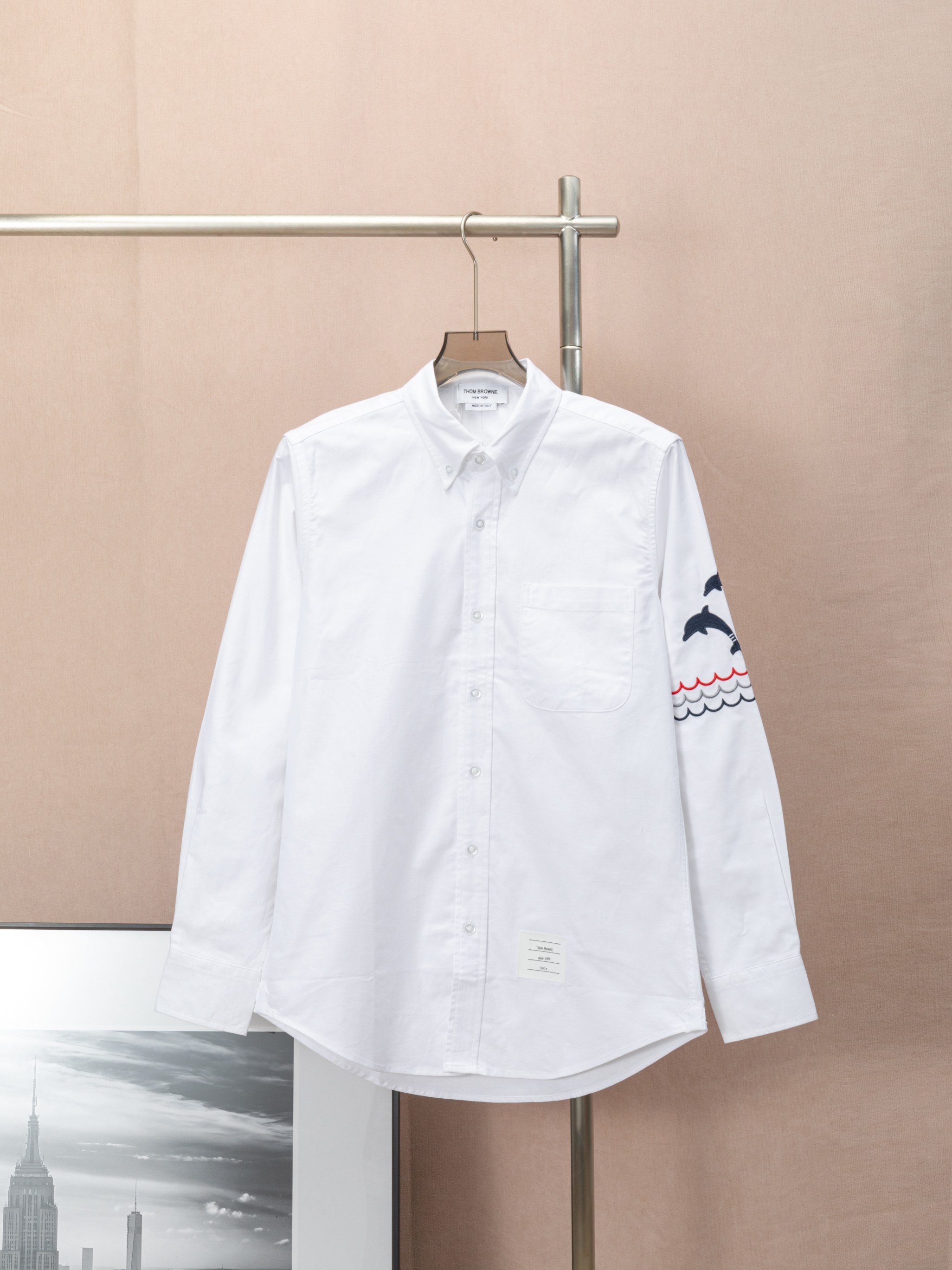(Nuevo modelo TB con bordado de delfín y olas) THOM BROWNE · Tom Brown. Nueva camisa de manga larga con bordado de delf…