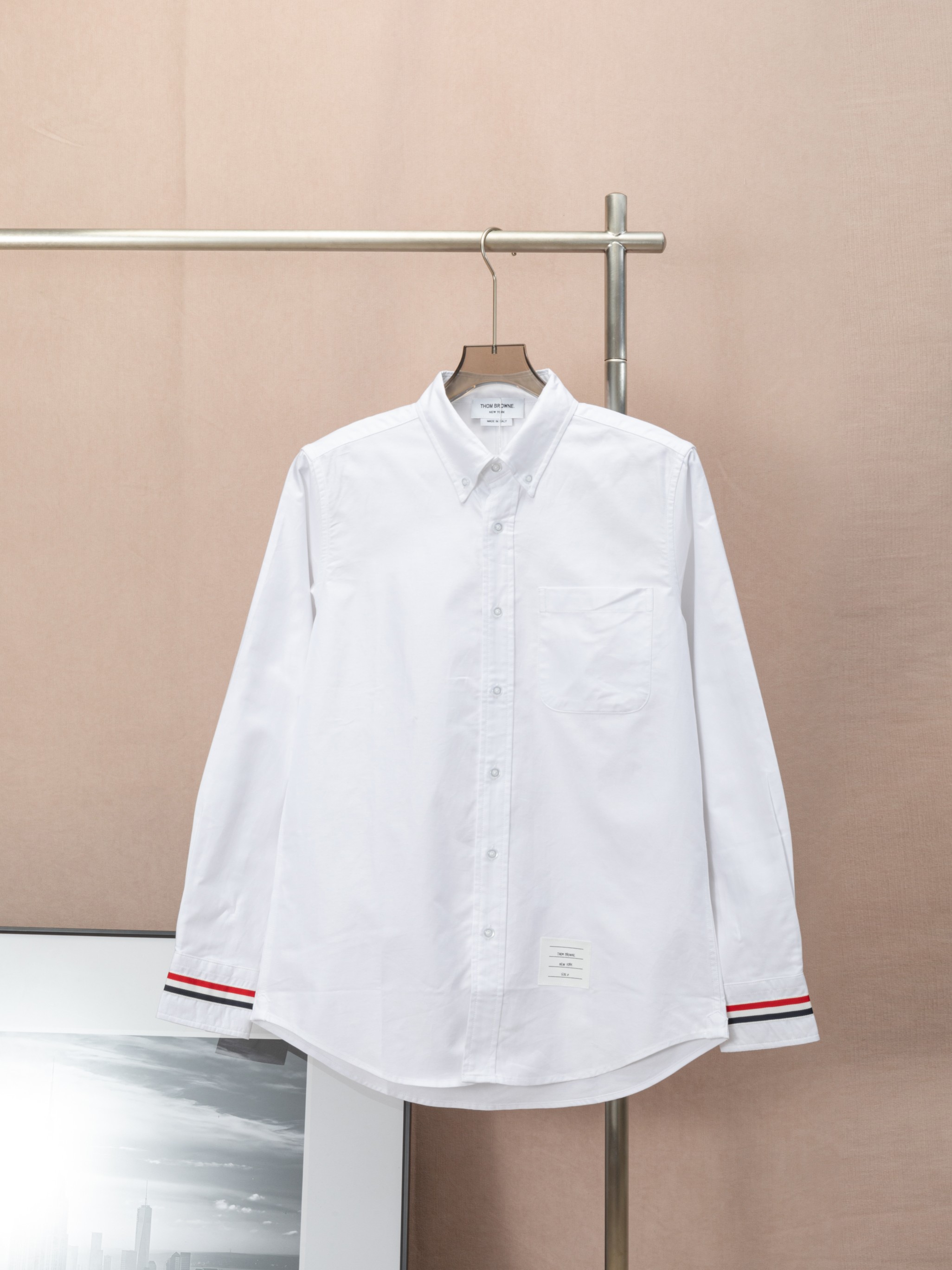 THOM BROWNE Camisa clásica con cinta tejida en los puños dobles. Modelo clásico eterno. Cinta tejida en los puños perso…