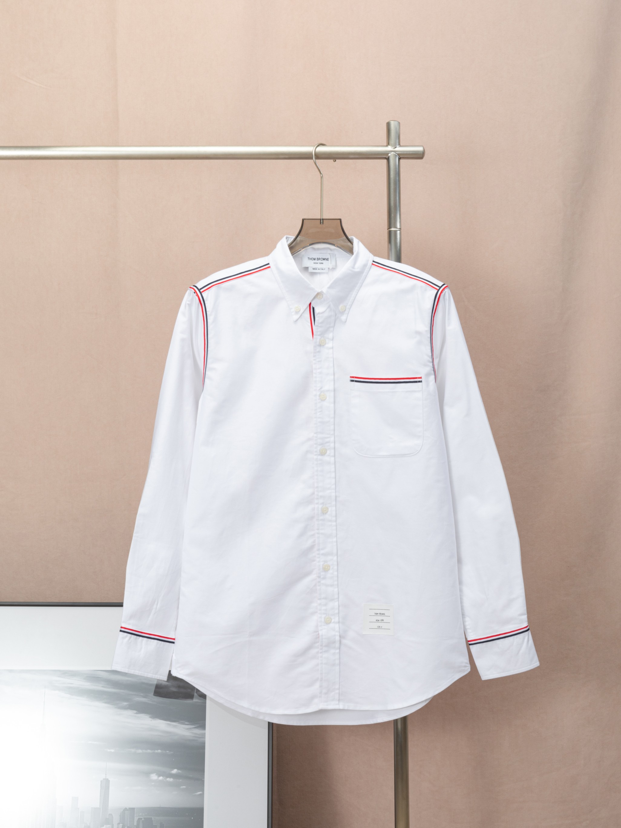 (Nuevo modelo TB con rayas y ribetes) Nuevo THOM BROWNE. Tom Brown. Camisa clásica de manga larga con cinta tejida en l…
