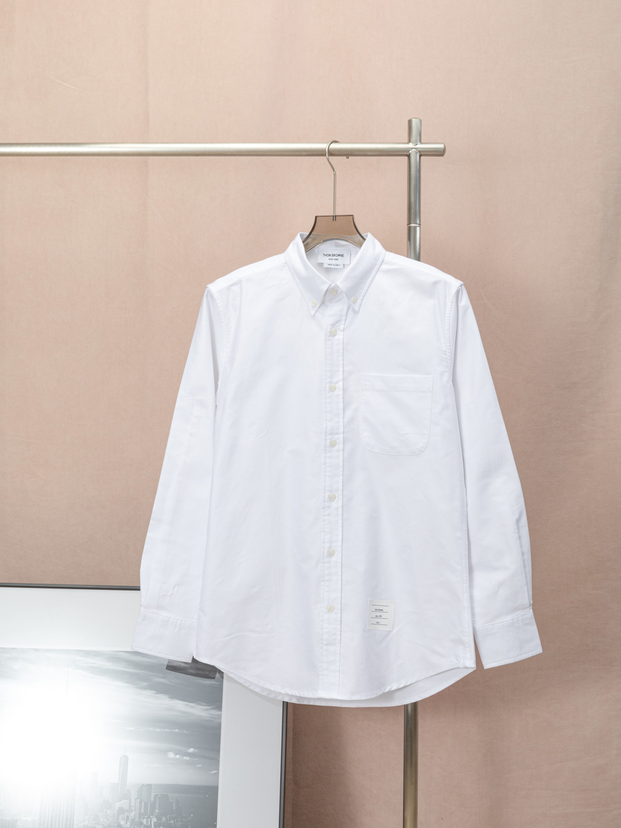 𝗧𝗵𝗼𝗺 𝗕𝗿𝗼𝘄𝗻𝗲 Camisa Oxford de manga larga con cinta tejida en la espalda y puños. Realmente saber vestir camis…
