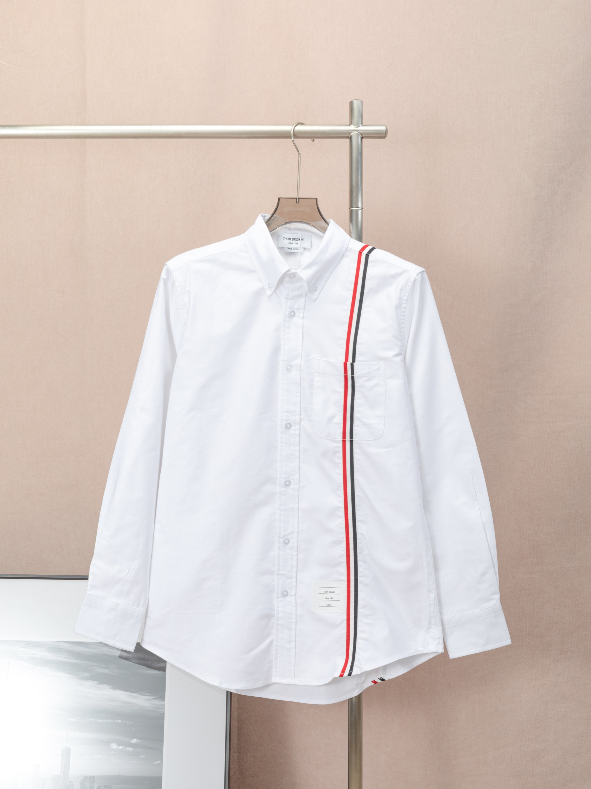 THOM BROWNE🇳🇱 Último modelo estilo gris con camisa de manga larga con ribetes de tres colores. Franjas rojas, blancas…