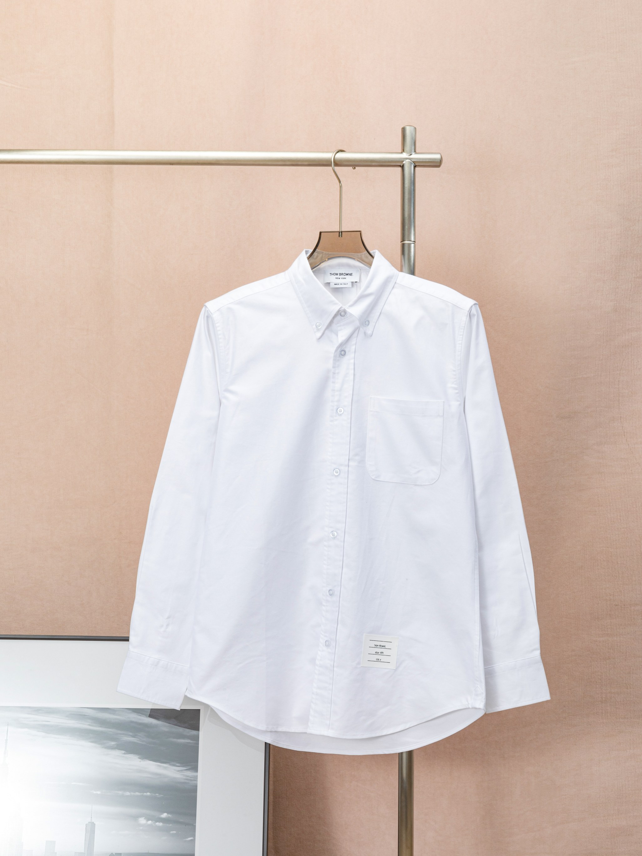 THOM BROWNE Camisa con cinta tejida en la parte posterior del puño. Oxford personalizado de alta calidad, detalles rest…