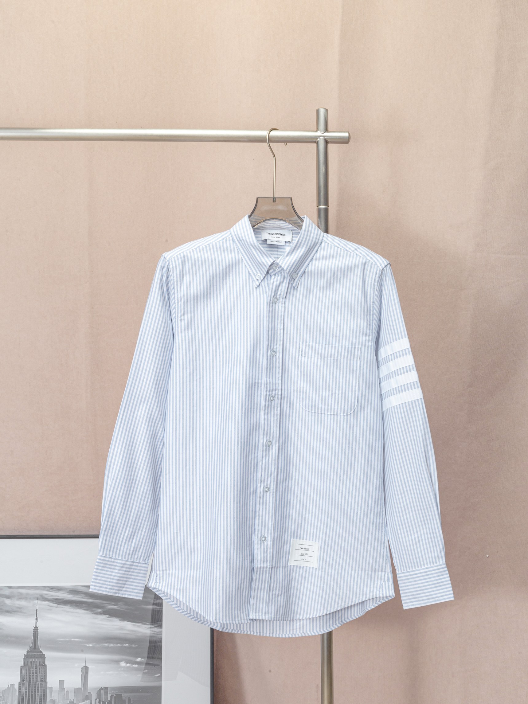 𝗧𝗵𝗼𝗺 𝗕𝗿𝗼𝘄𝗻𝗲 Camisa Oxford de manga larga con cuatro rayas blancas. Realmente saber vestir camisas puede hacer…
