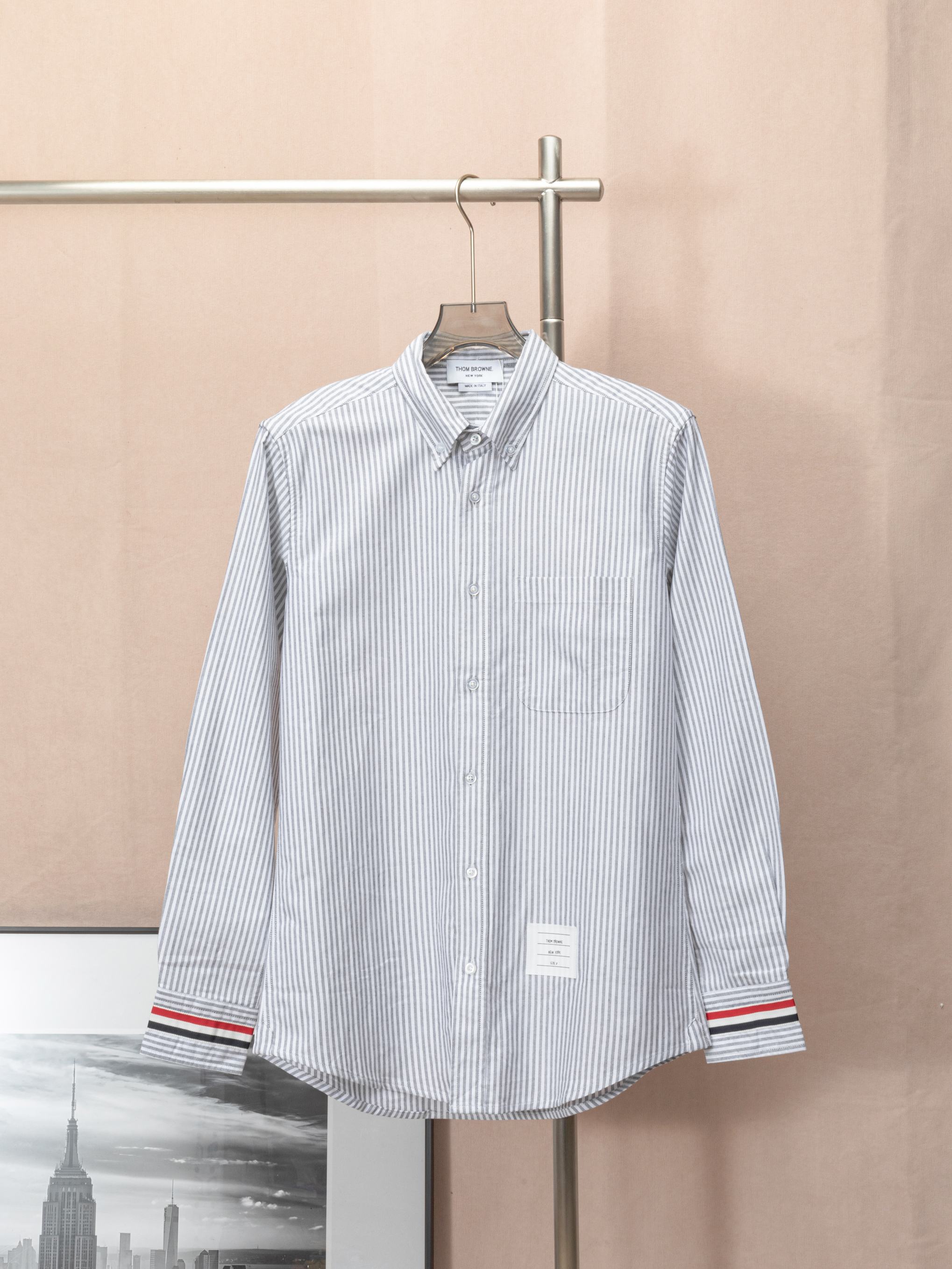 THOM BROWNE camisa de rayas con doble etiqueta en manga y cinta roja, blanca y azul. Tom Browne. Clásica camisa con cin…