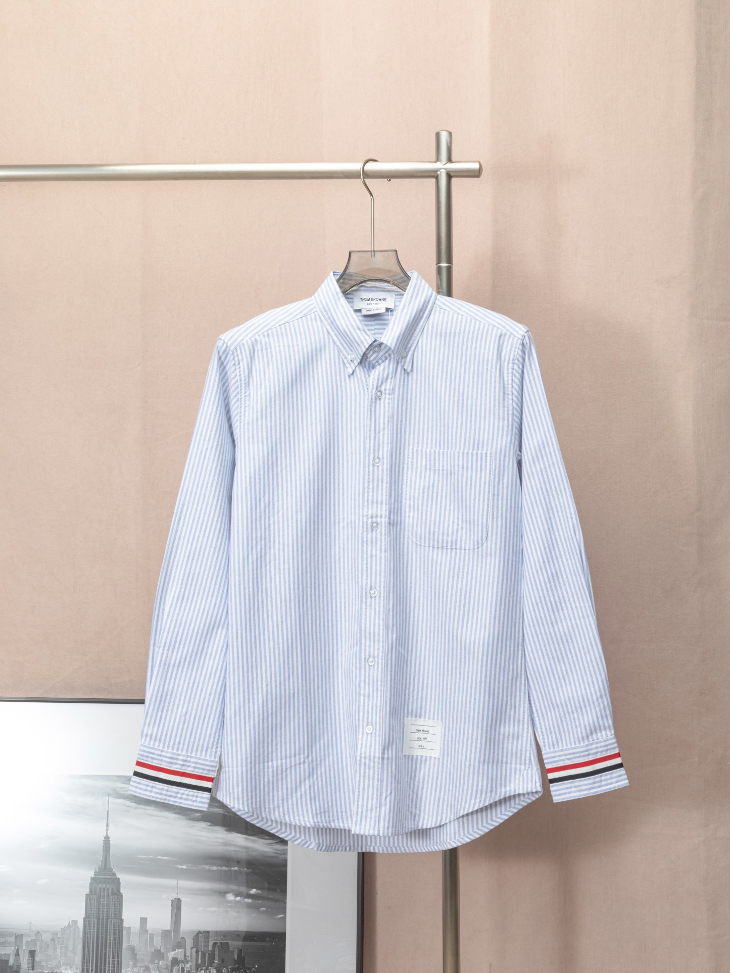 THOM BROWNE camisa de rayas con doble etiqueta en manga y cinta roja, blanca y azul. Tom Browne. Clásica camisa con cin…