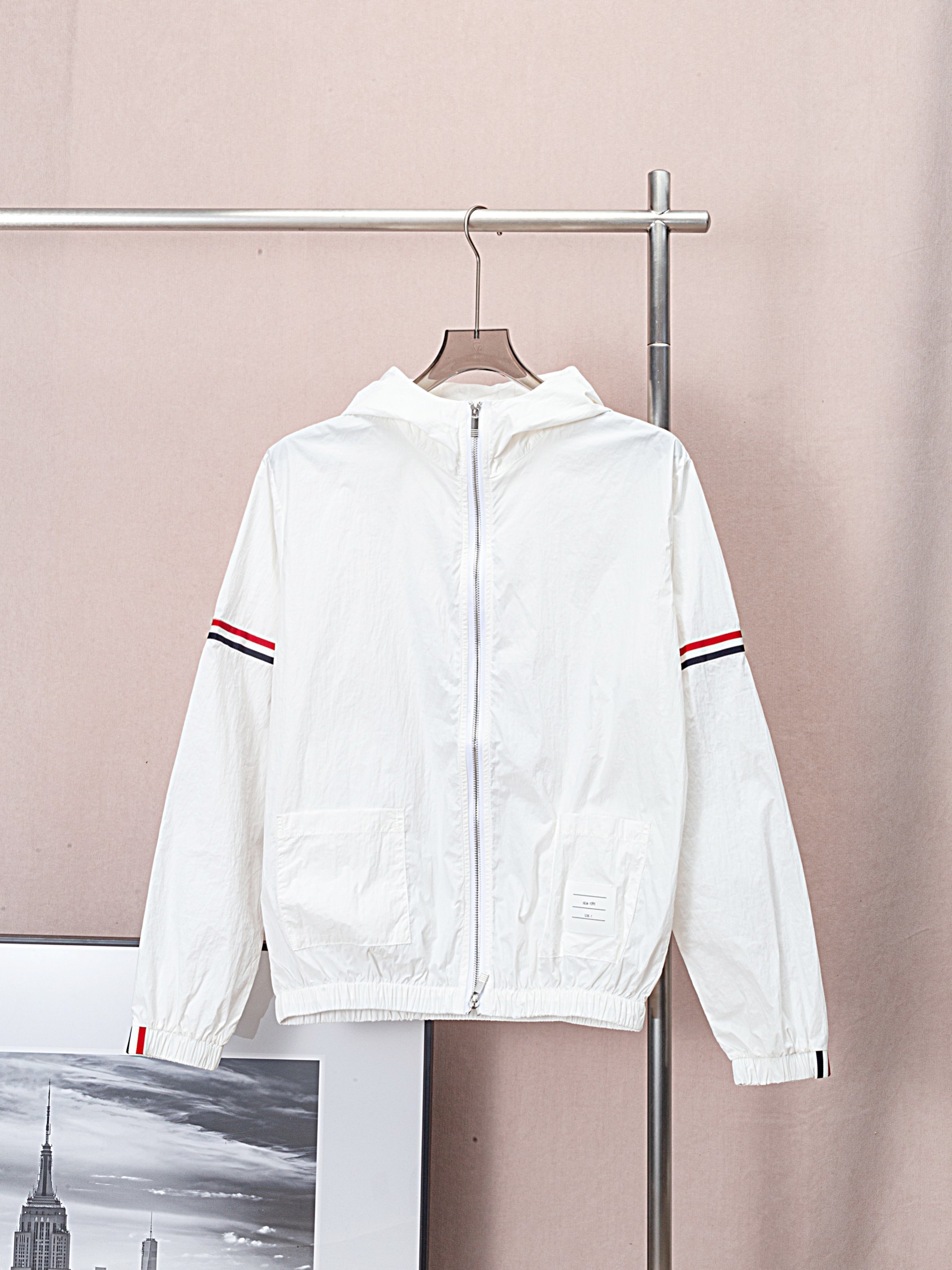 THOM BROWNE 🇳🇱 chaqueta protectora solar con doble etiqueta en manga y cinta tejida. Clásica chaqueta con cuatro raya…