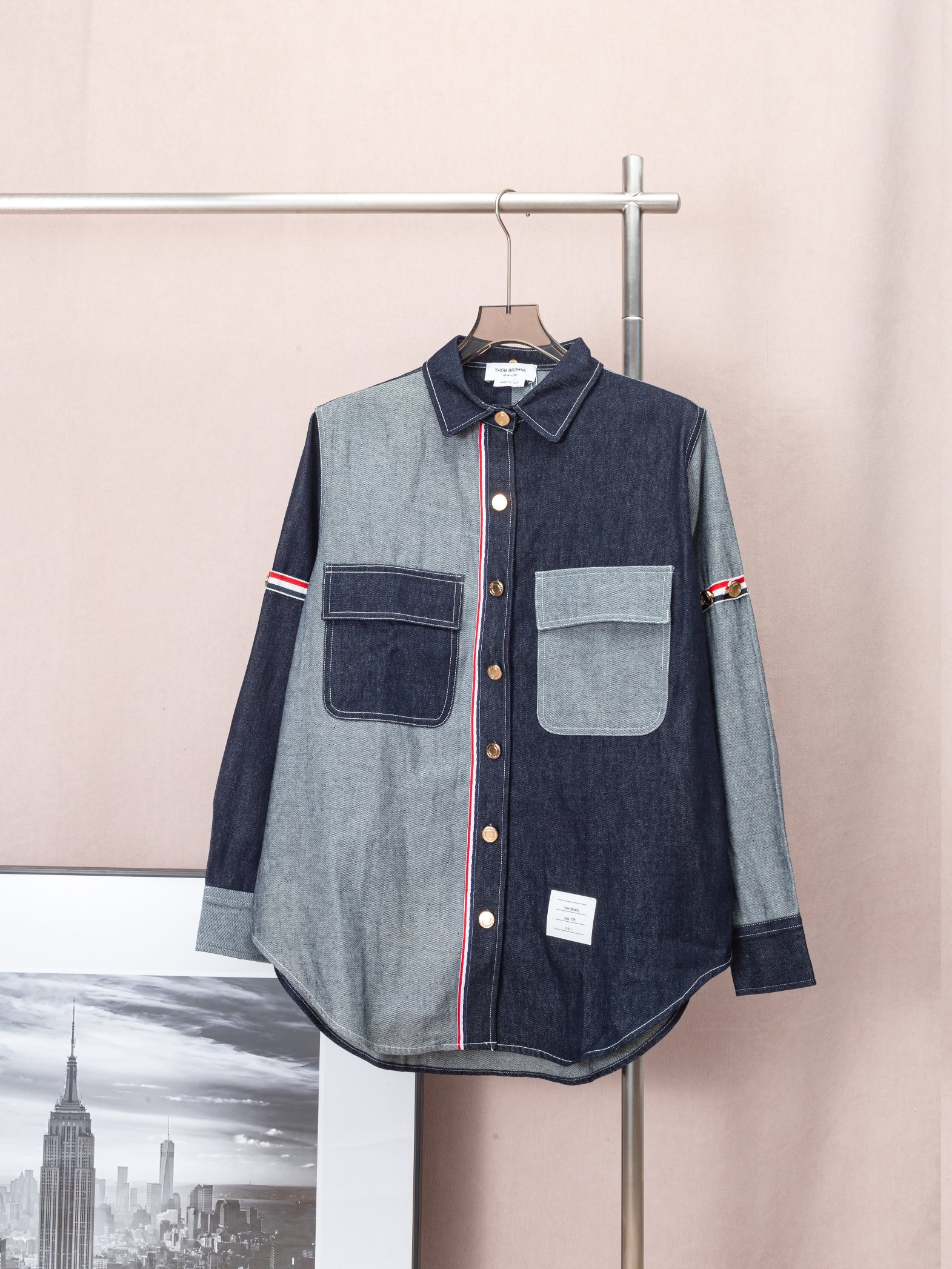 (Tela vaquera personalizada original, no destiñe) THOM BROWNE chaqueta vaquera con doble etiqueta en manga y bolsillo. …