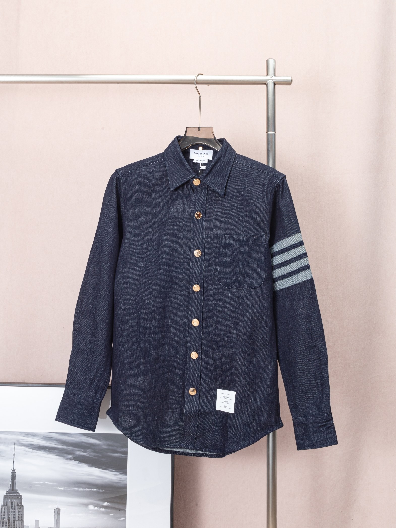 𝑻𝒉𝒐𝒎 𝑩𝒓𝒐𝒘𝒏𝒆 chaqueta vaquera de camisa con cuatro rayas. Las rayas de las mangas se hacen con técnica de ribe…