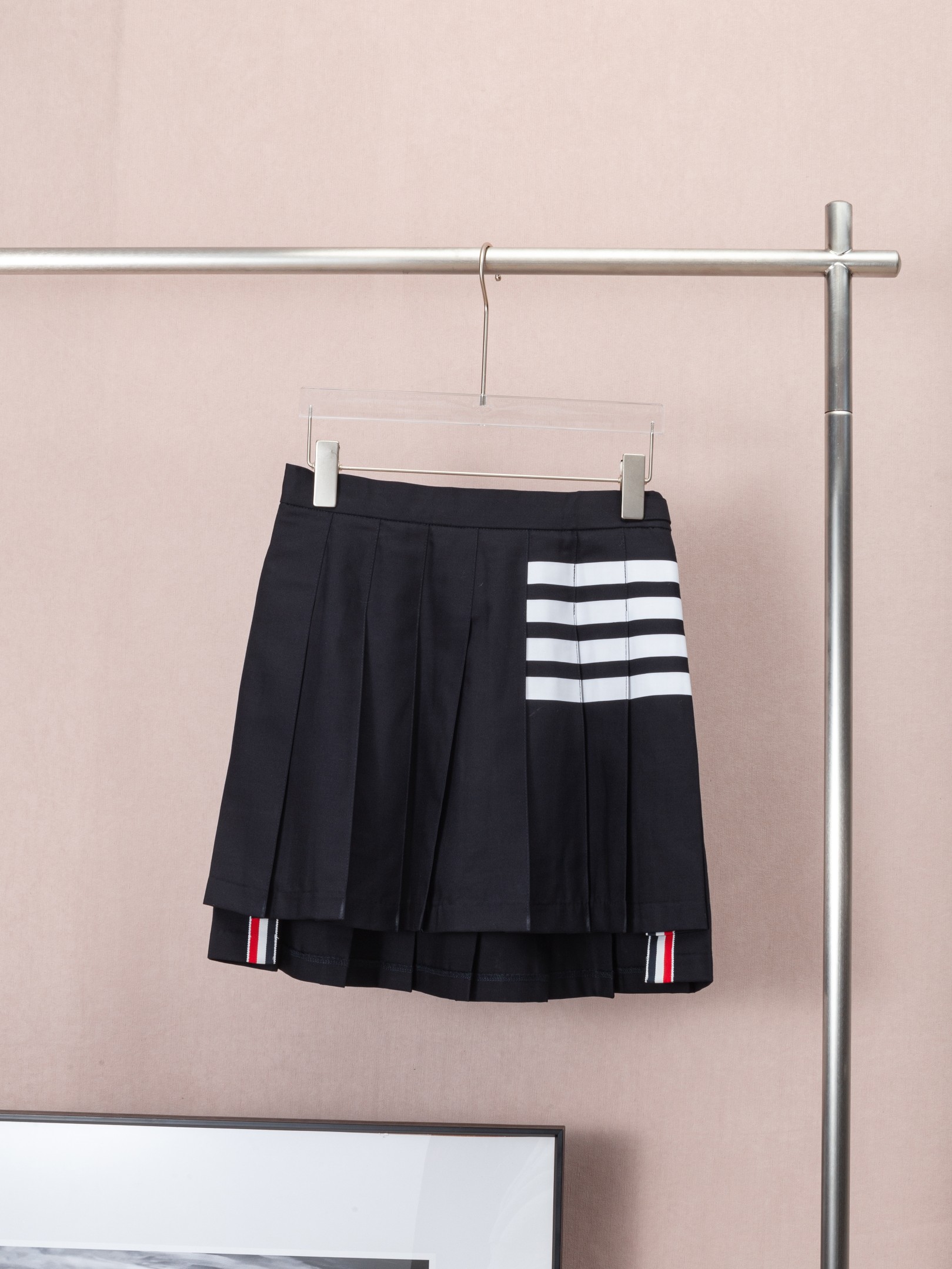 Falda plisada corta THOM BROWNE con cuatro rayas. ¿No es la falda plisada que te falta? 😝 🎆La clásica falda plisada d…