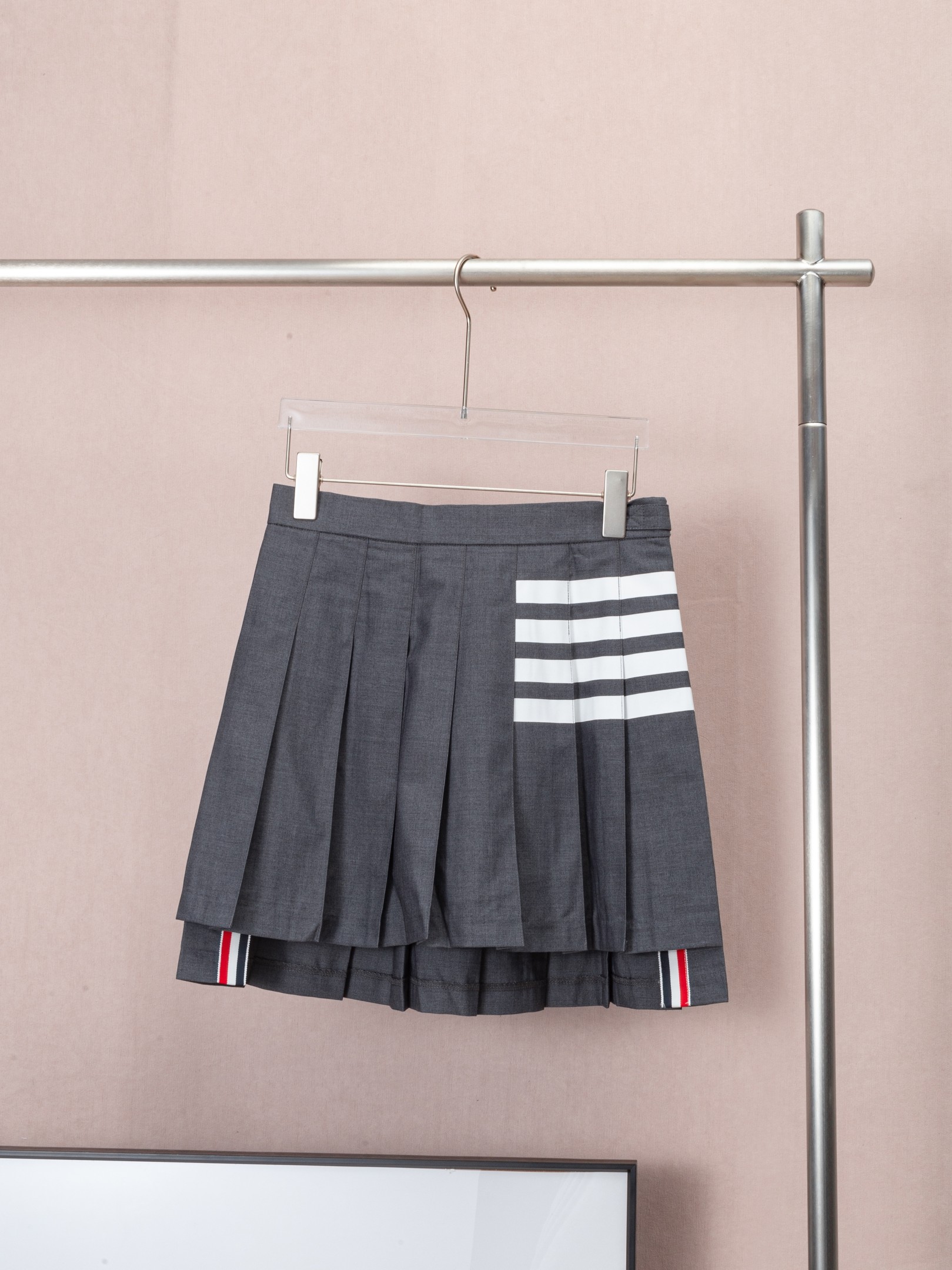 Falda plisada corta THOM BROWNE con cuatro rayas. ¿No es la falda plisada que te falta? 😝 🎆La clásica falda plisada d…