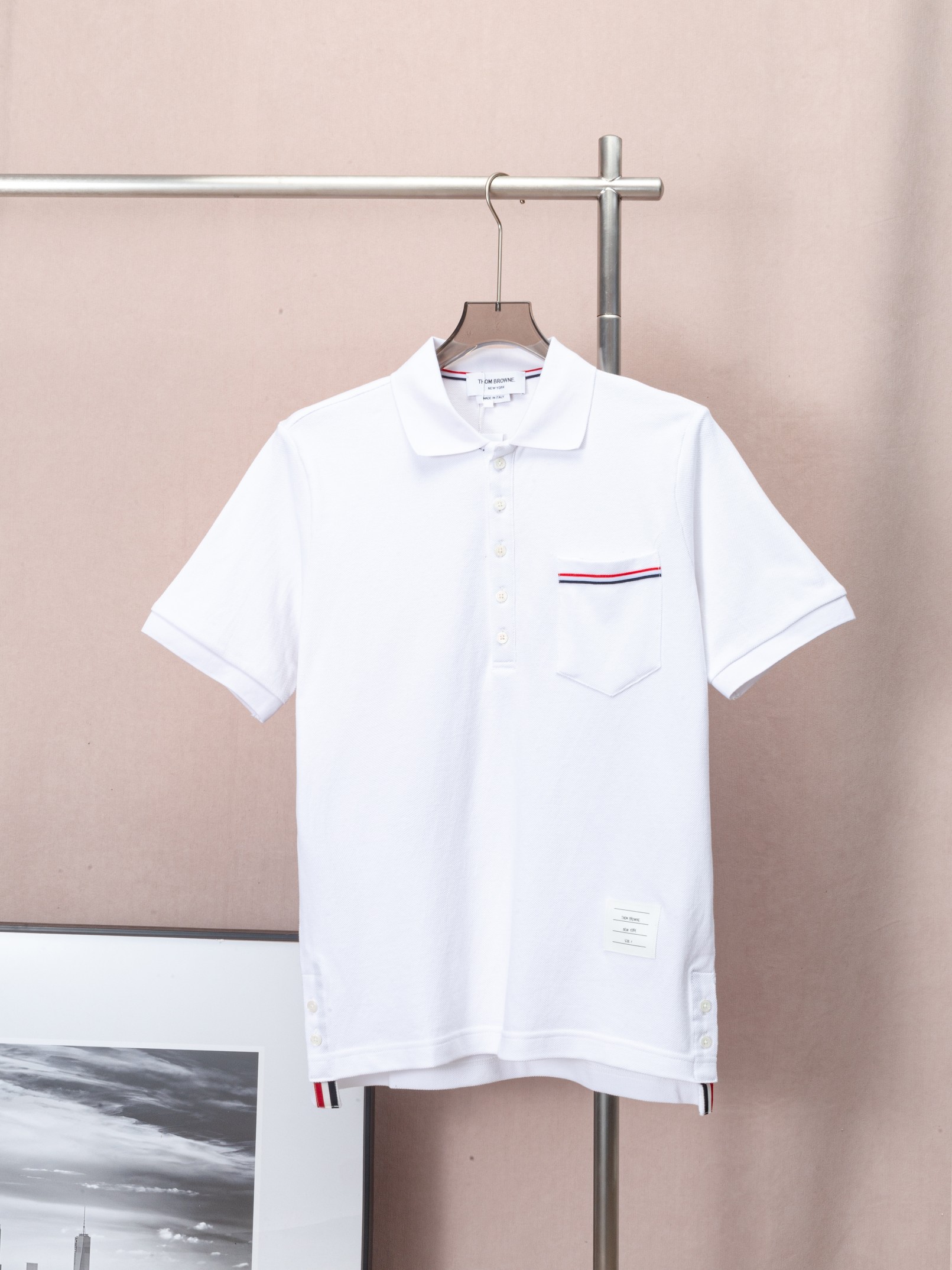Polo THOM BROWNE clásico de manga corta con bolsillo y rayas de colores. Tejido de punto de nido de abeja original, cos…