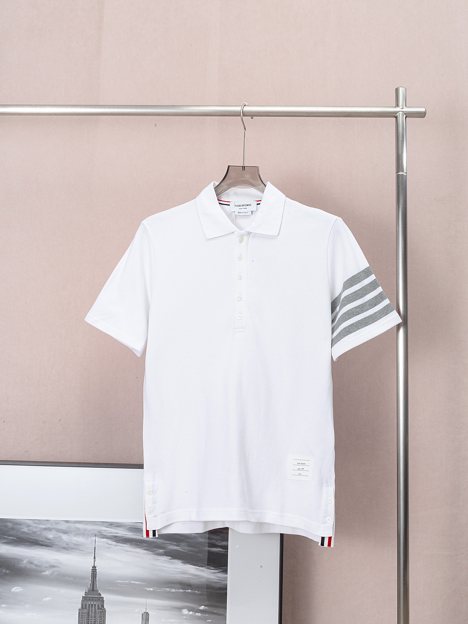 Polo clásico Thom Browne: un clásico que nunca pasa de moda. Tejido de punto de nido de abeja, rayas de hilo teñido, no…